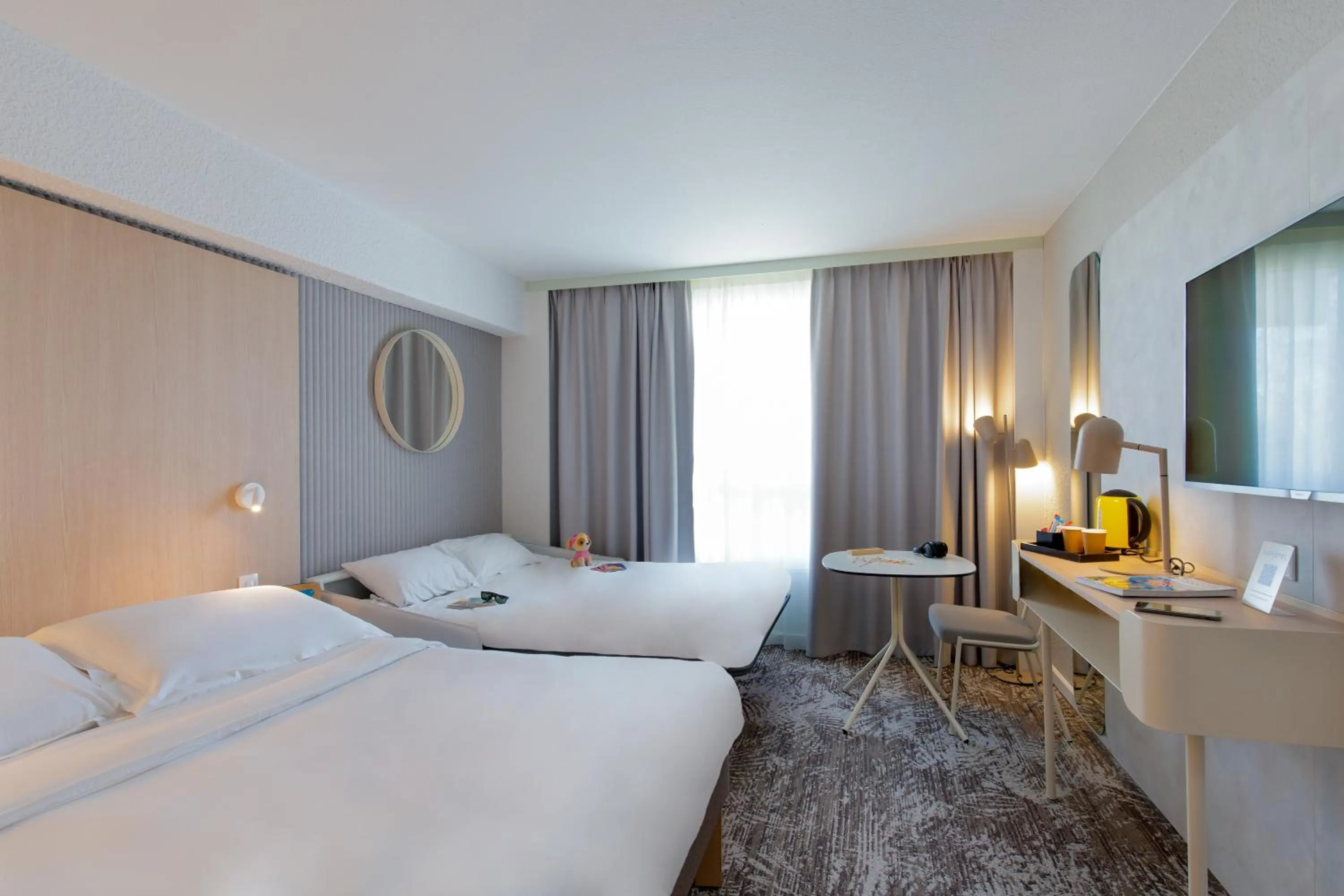 Bedroom, Bed in Novotel Aix-en-Provence Pont de L'Arc