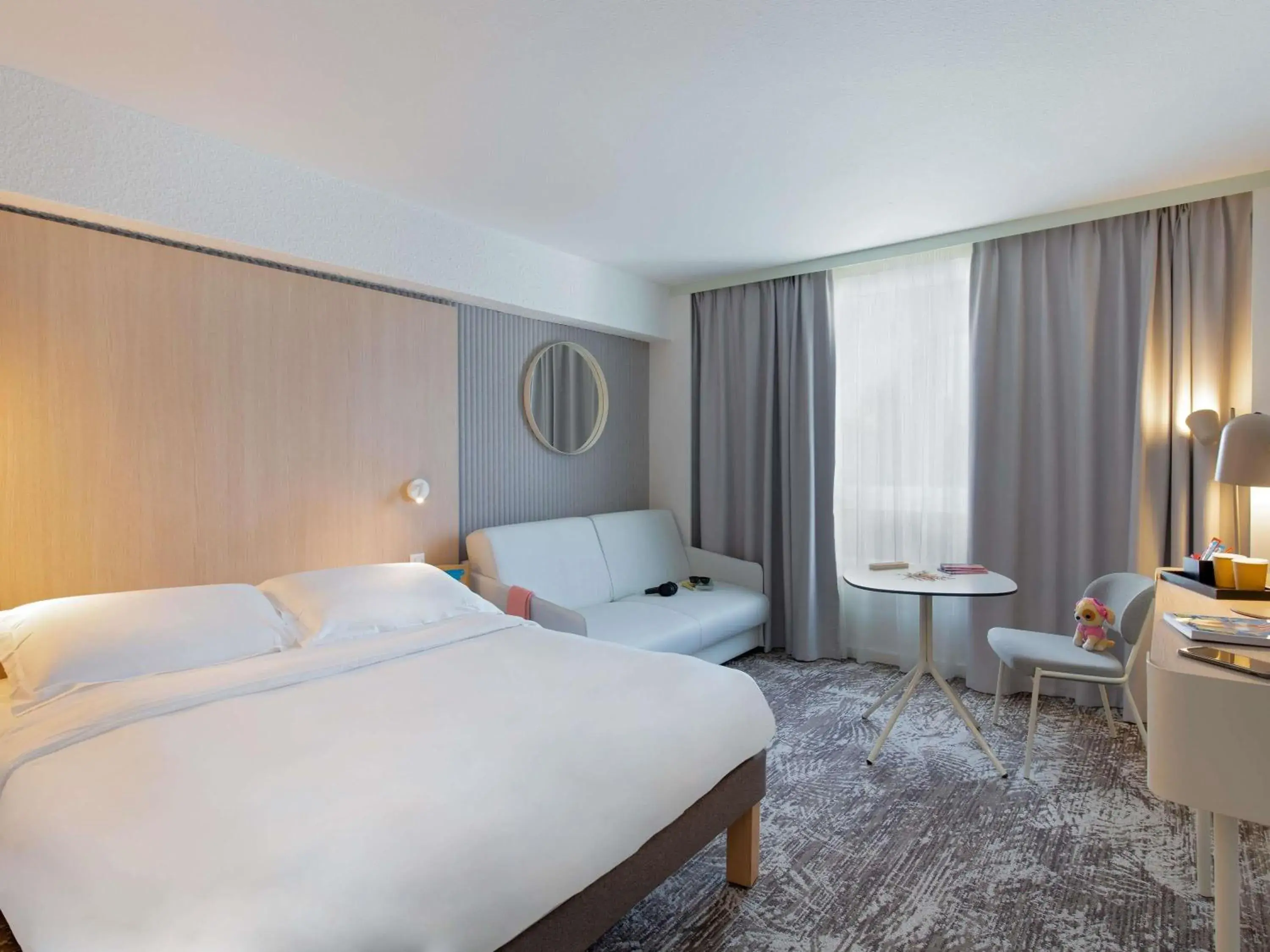 Family Room with One Double Bed and One Sofa (2 people) in Novotel Aix-en-Provence Pont de L'Arc Family Room with One Double Bed and One Sofa (2 people) in Novotel Aix-en-Provence Pont de L'Arc