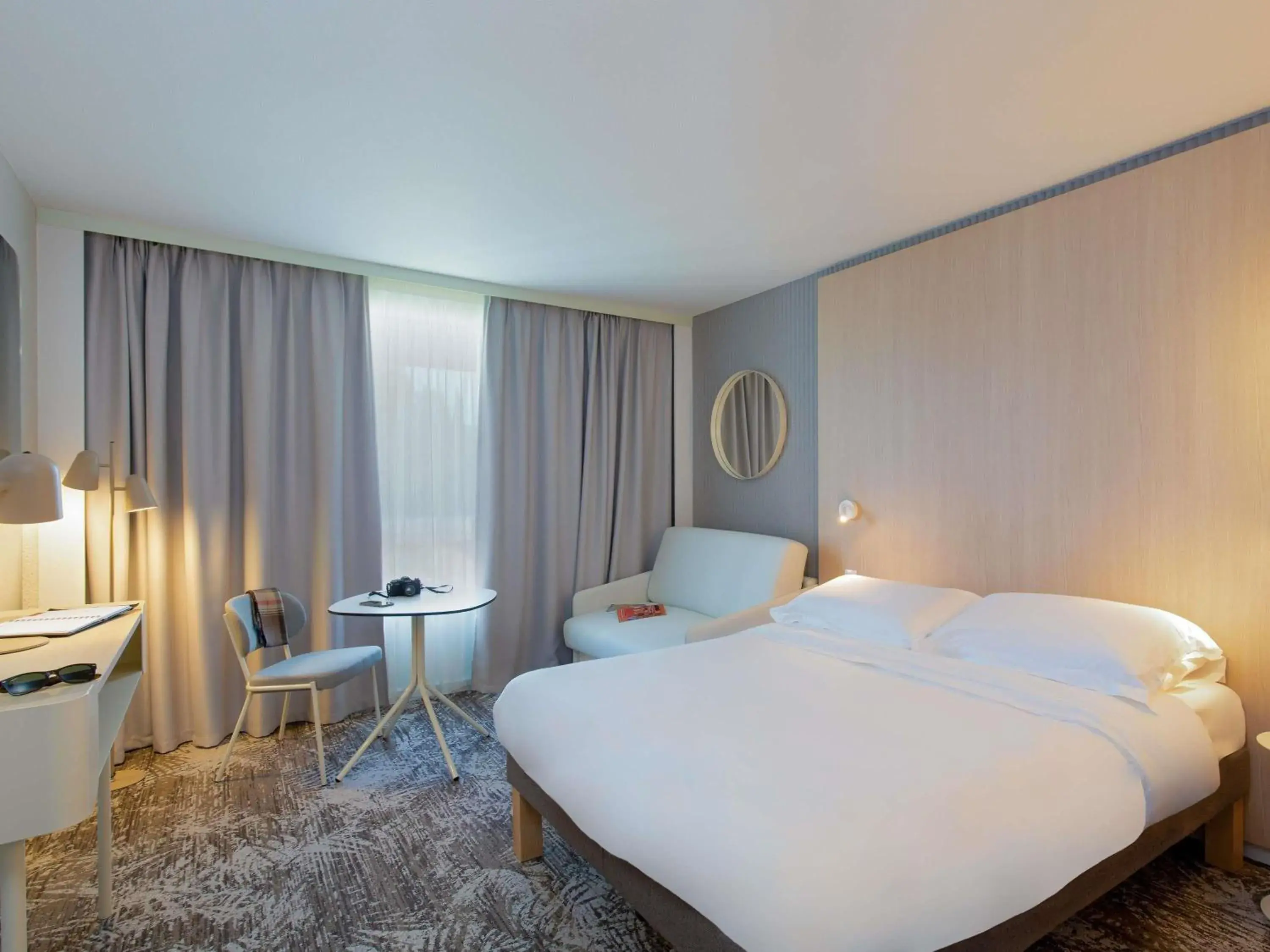 Classic Room with One Double Bed and One Sofa in Novotel Aix-en-Provence Pont de L'Arc Classic Room with One Double Bed and One Sofa in Novotel Aix-en-Provence Pont de L'Arc