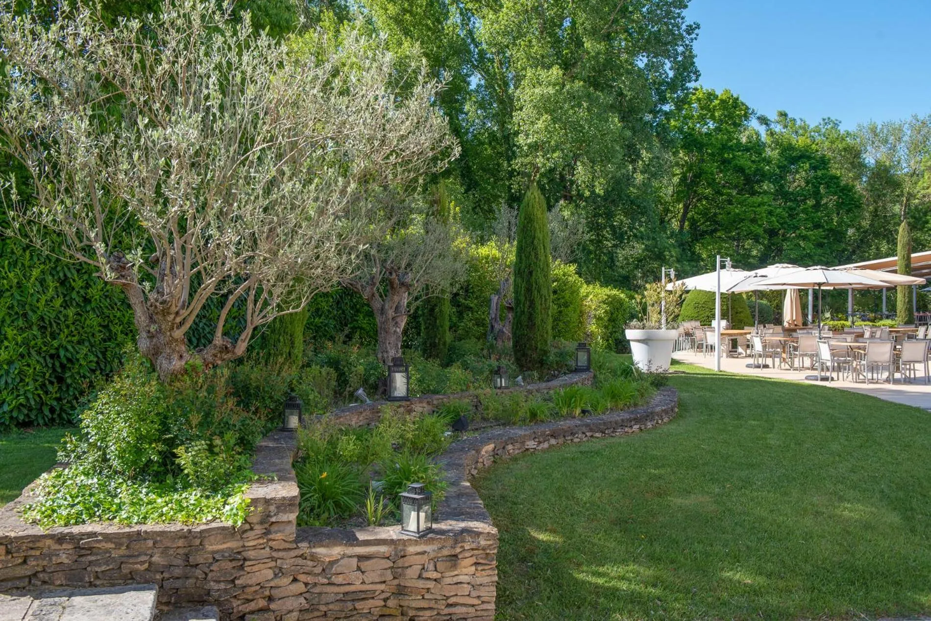 Garden in Novotel Aix-en-Provence Pont de L'Arc