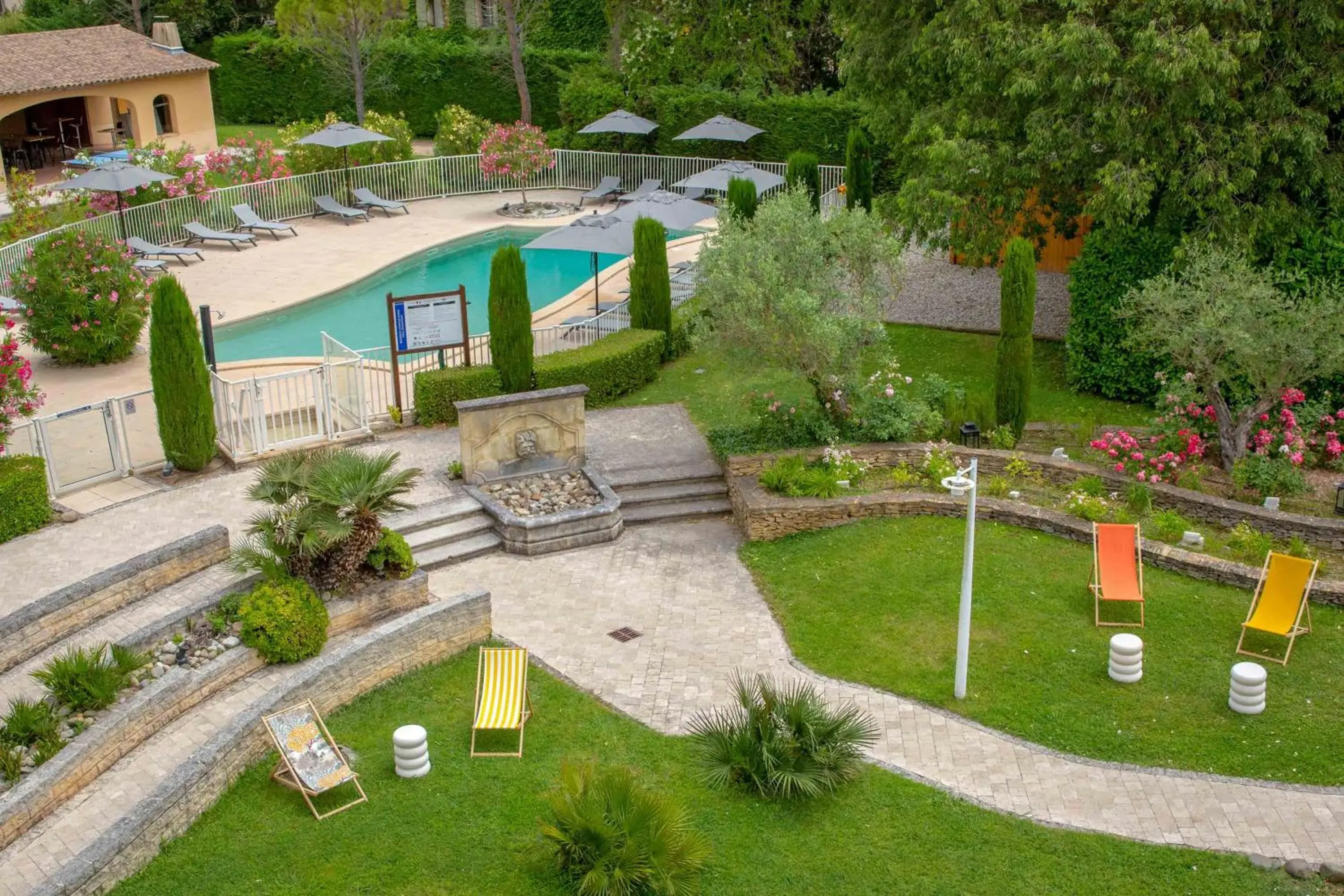 Swimming pool in Novotel Aix-en-Provence Pont de L'Arc Swimming pool in Novotel Aix-en-Provence Pont de L'Arc