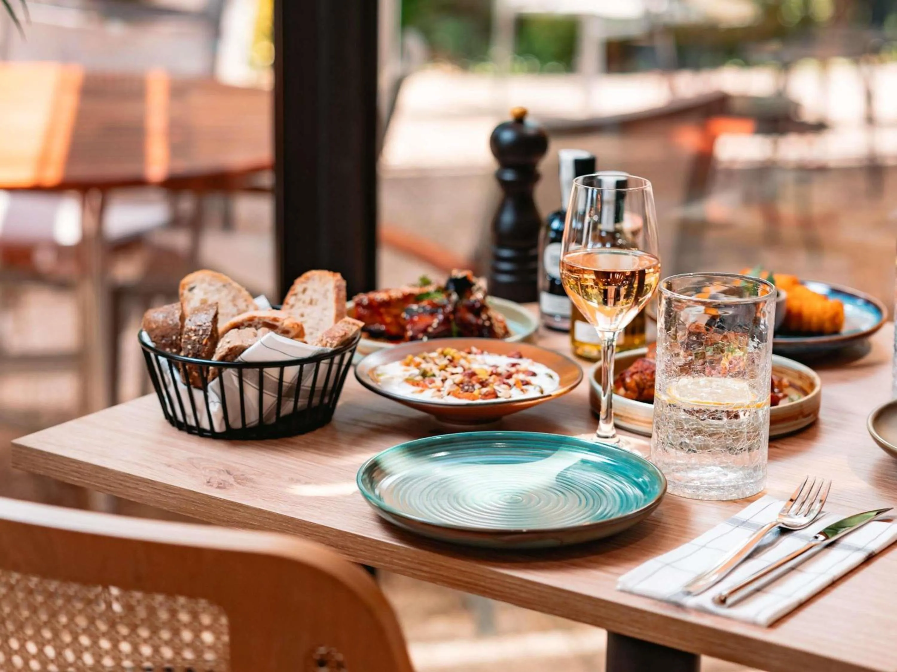 Restaurant/places to eat in Novotel Aix-en-Provence Pont de L'Arc