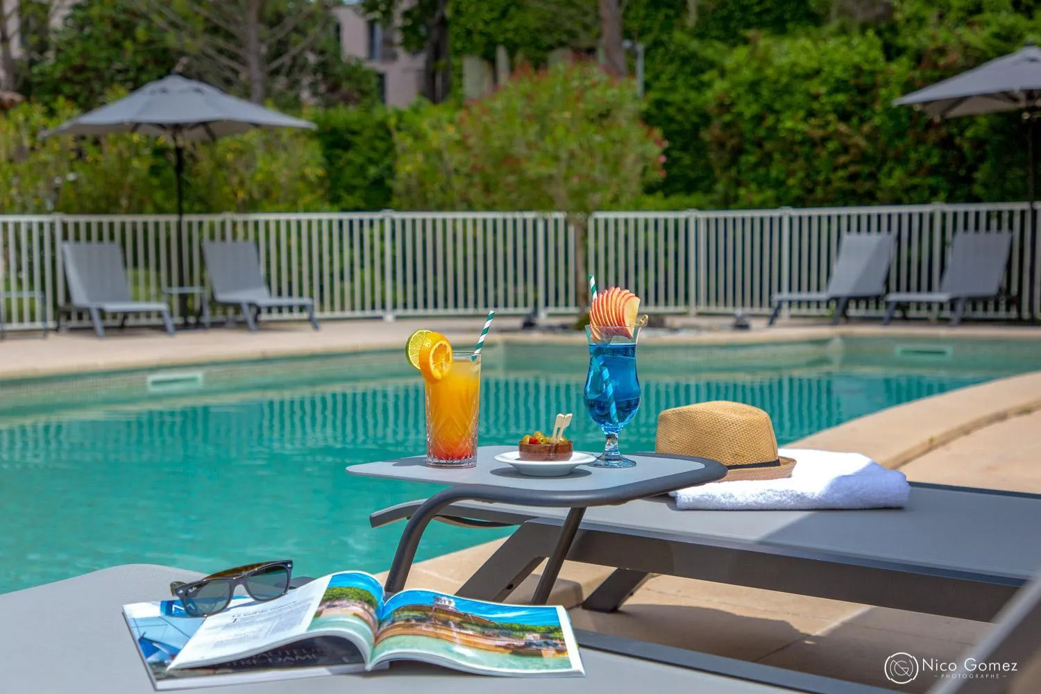 Swimming pool in Novotel Aix-en-Provence Pont de L'Arc