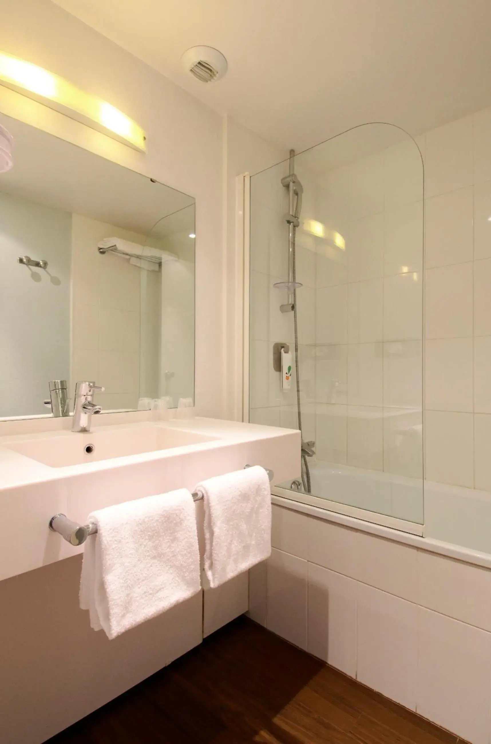Bathroom in ibis Styles Angoulême Nord - hôtel restaurant Bathroom in ibis Styles Angoulême Nord - hôtel restaurant