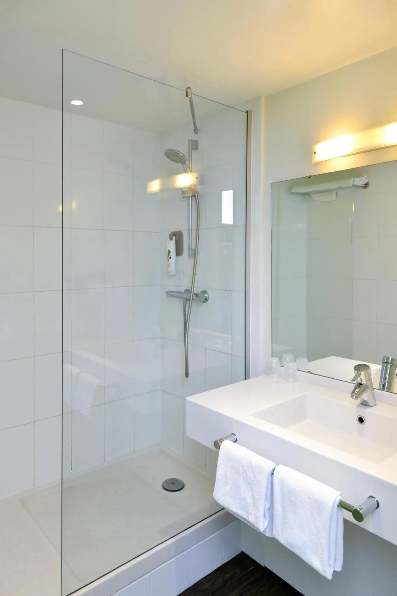 Bathroom in ibis Styles Angoulême Nord - hôtel restaurant