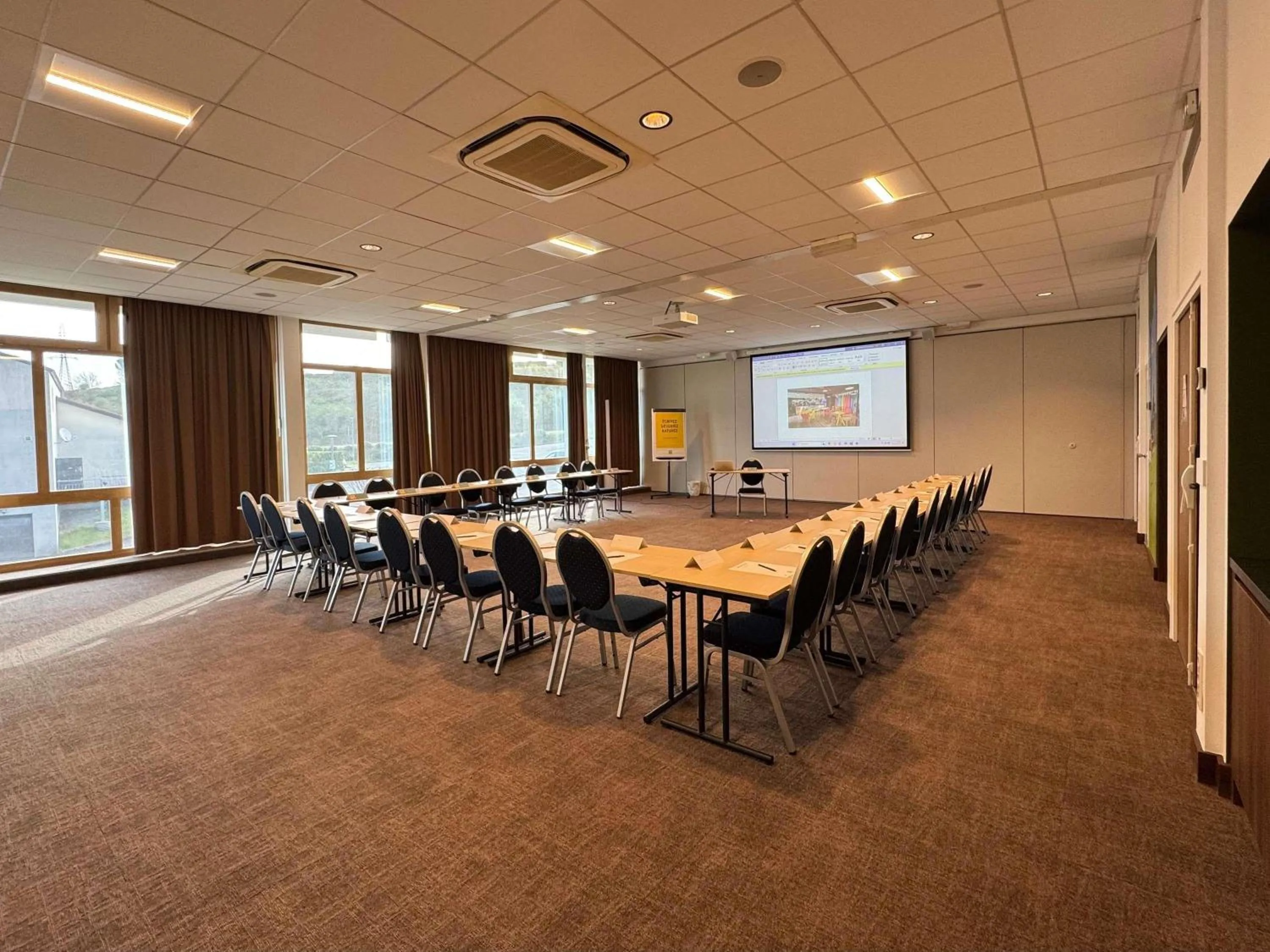 Meeting/conference room in ibis Styles Angoulême Nord - hôtel restaurant