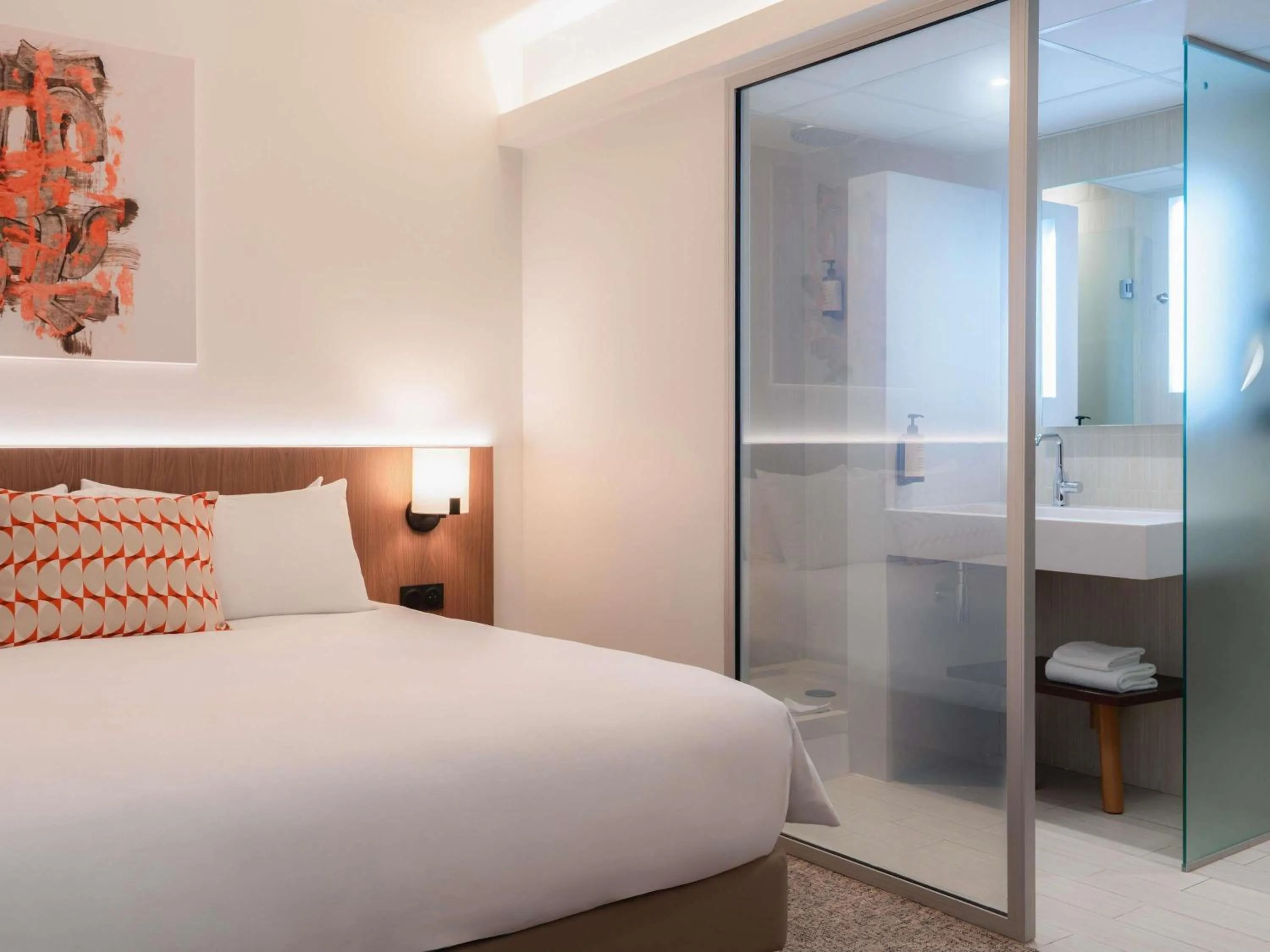 Shower, Bed in Mercure Paris Ivry Quai De Seine