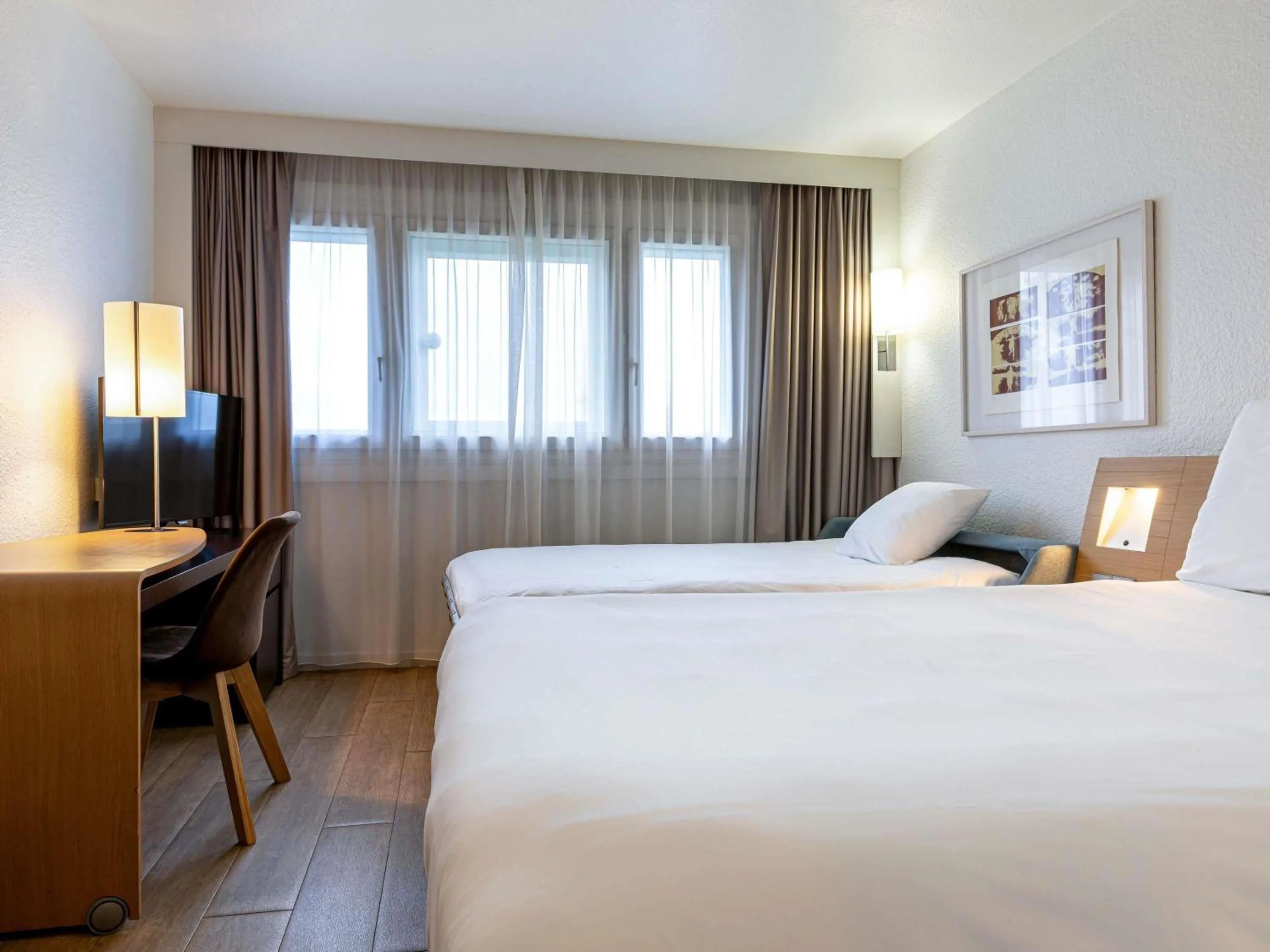 Bedroom, Bed in Mercure Paris Le Bourget Aeroport