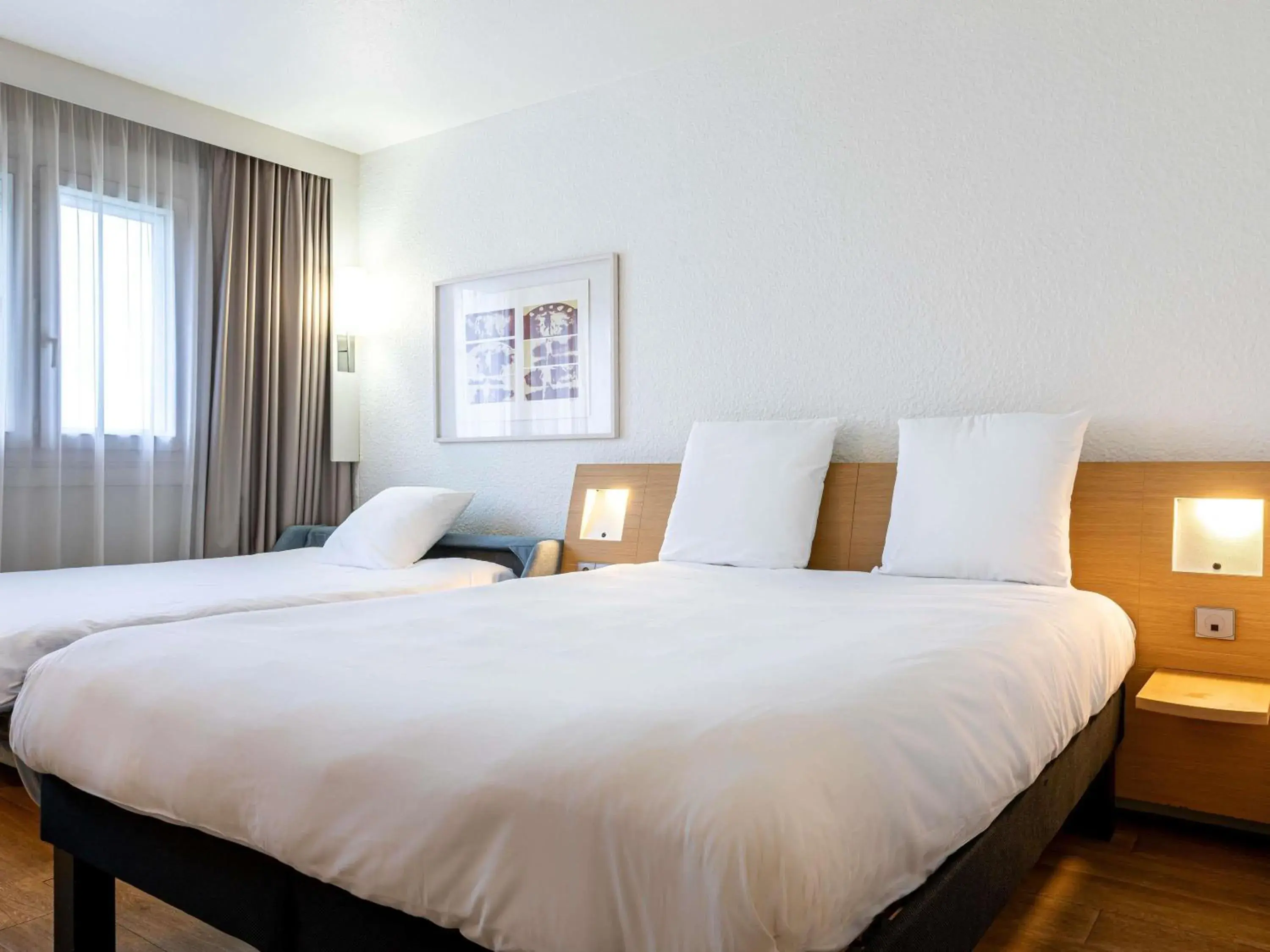 Bedroom, Bed in Mercure Paris Le Bourget Aeroport Bedroom, Bed in Mercure Paris Le Bourget Aeroport