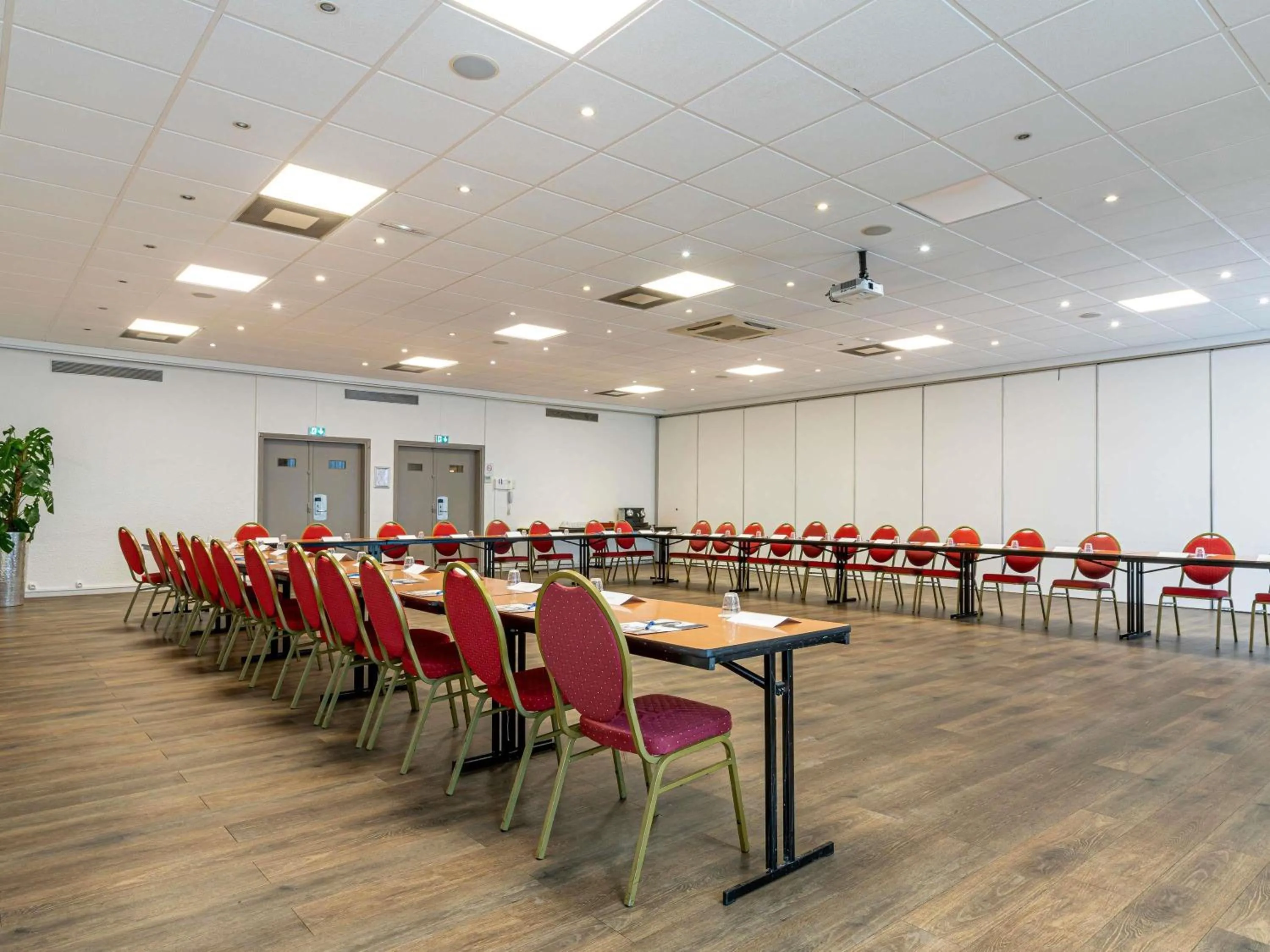 Restaurant/places to eat in Mercure Paris Le Bourget Aeroport