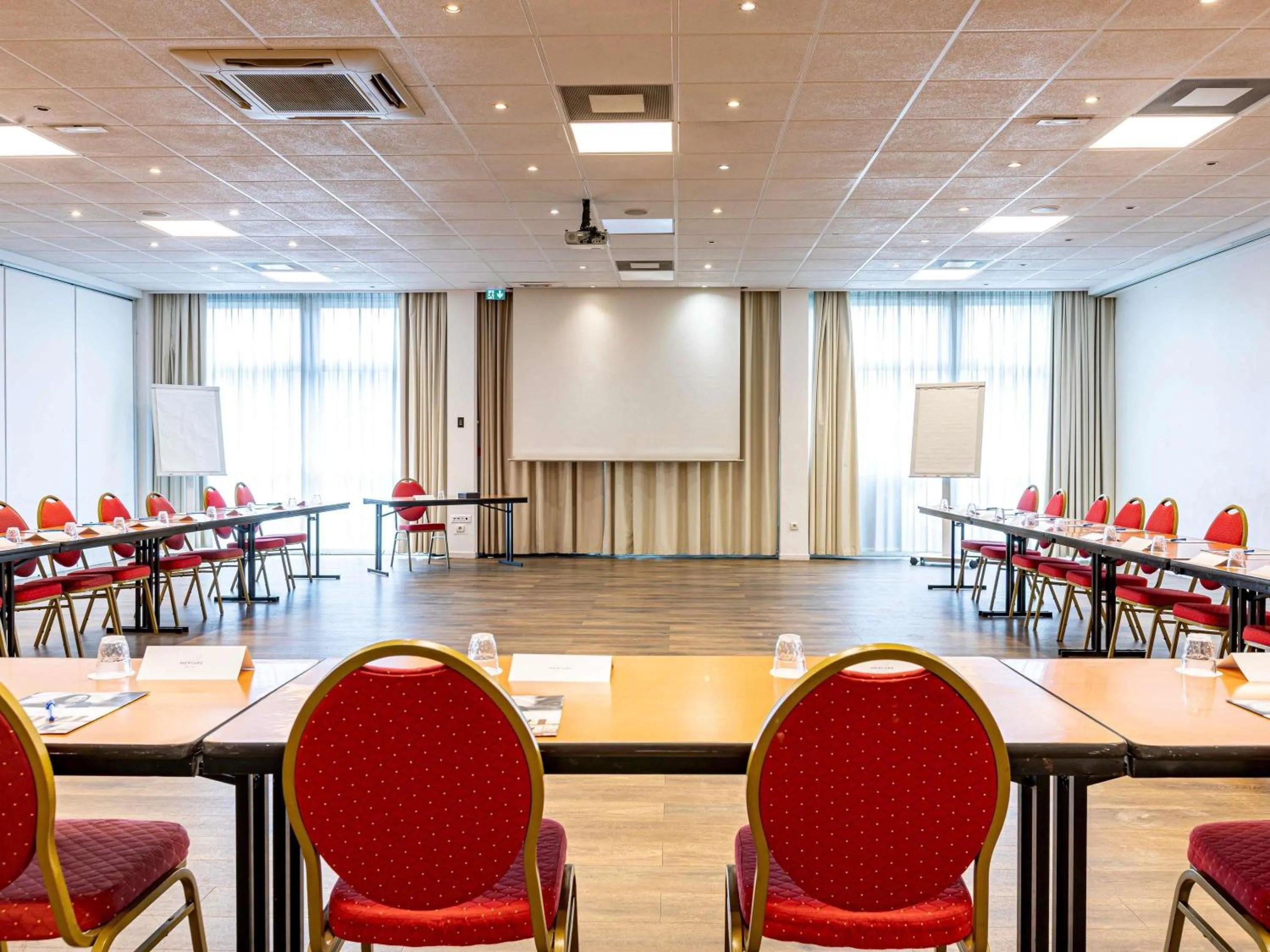 Restaurant/places to eat in Mercure Paris Le Bourget Aeroport