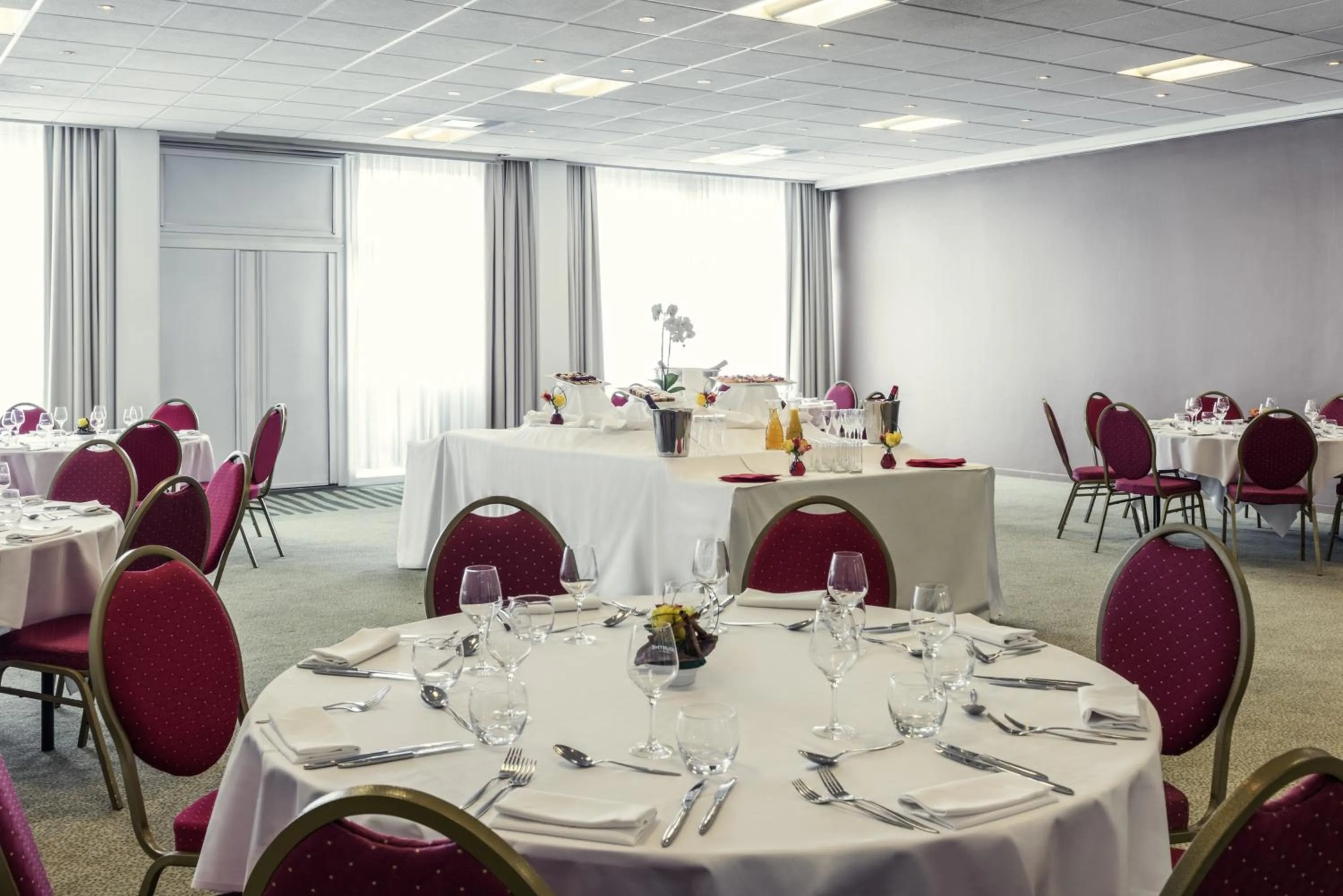 Restaurant/places to eat in Mercure Paris Le Bourget Aeroport