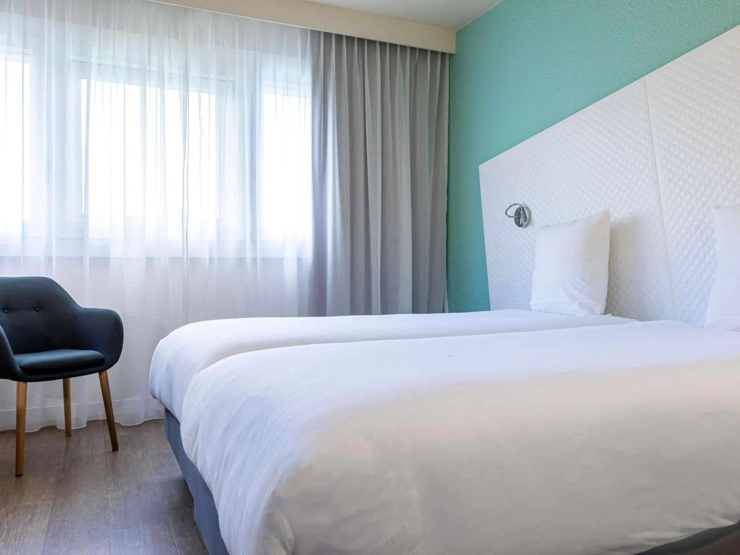 Bedroom, Bed in Mercure Paris Le Bourget Aeroport Bedroom, Bed in Mercure Paris Le Bourget Aeroport