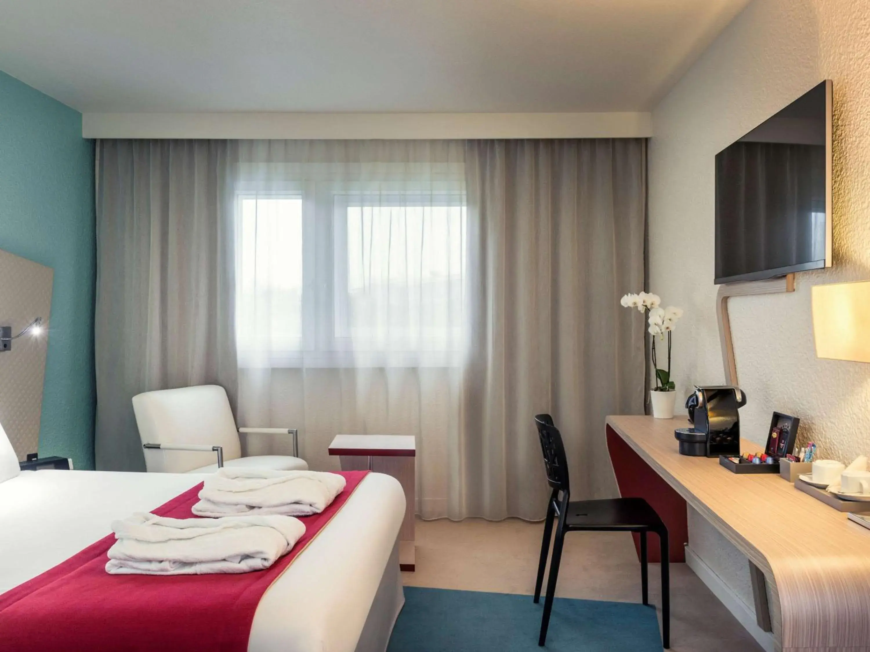 Property building, Bed in Mercure Paris Le Bourget Aeroport Property building, Bed in Mercure Paris Le Bourget Aeroport