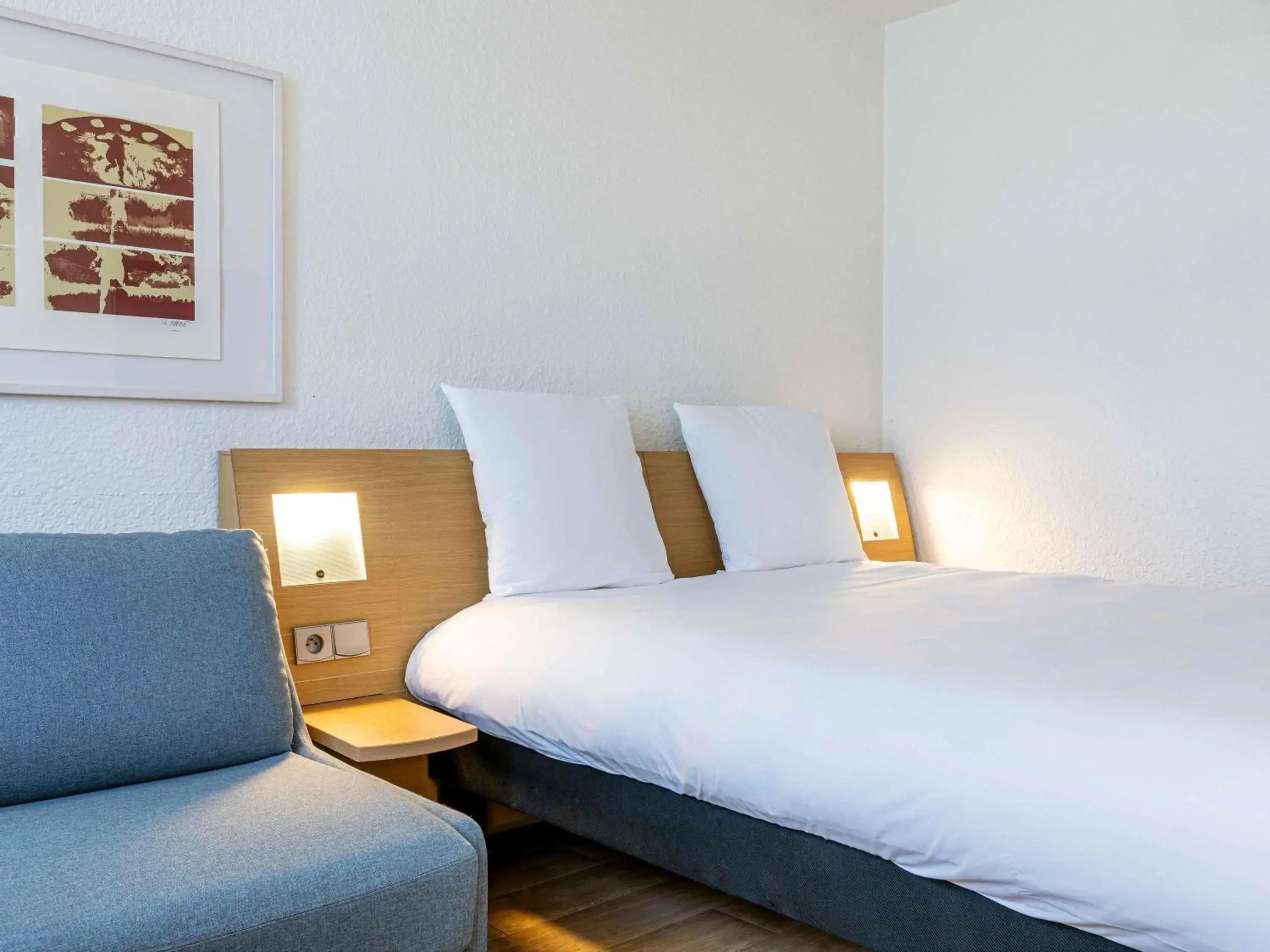 Bedroom, Bed in Mercure Paris Le Bourget Aeroport Bedroom, Bed in Mercure Paris Le Bourget Aeroport