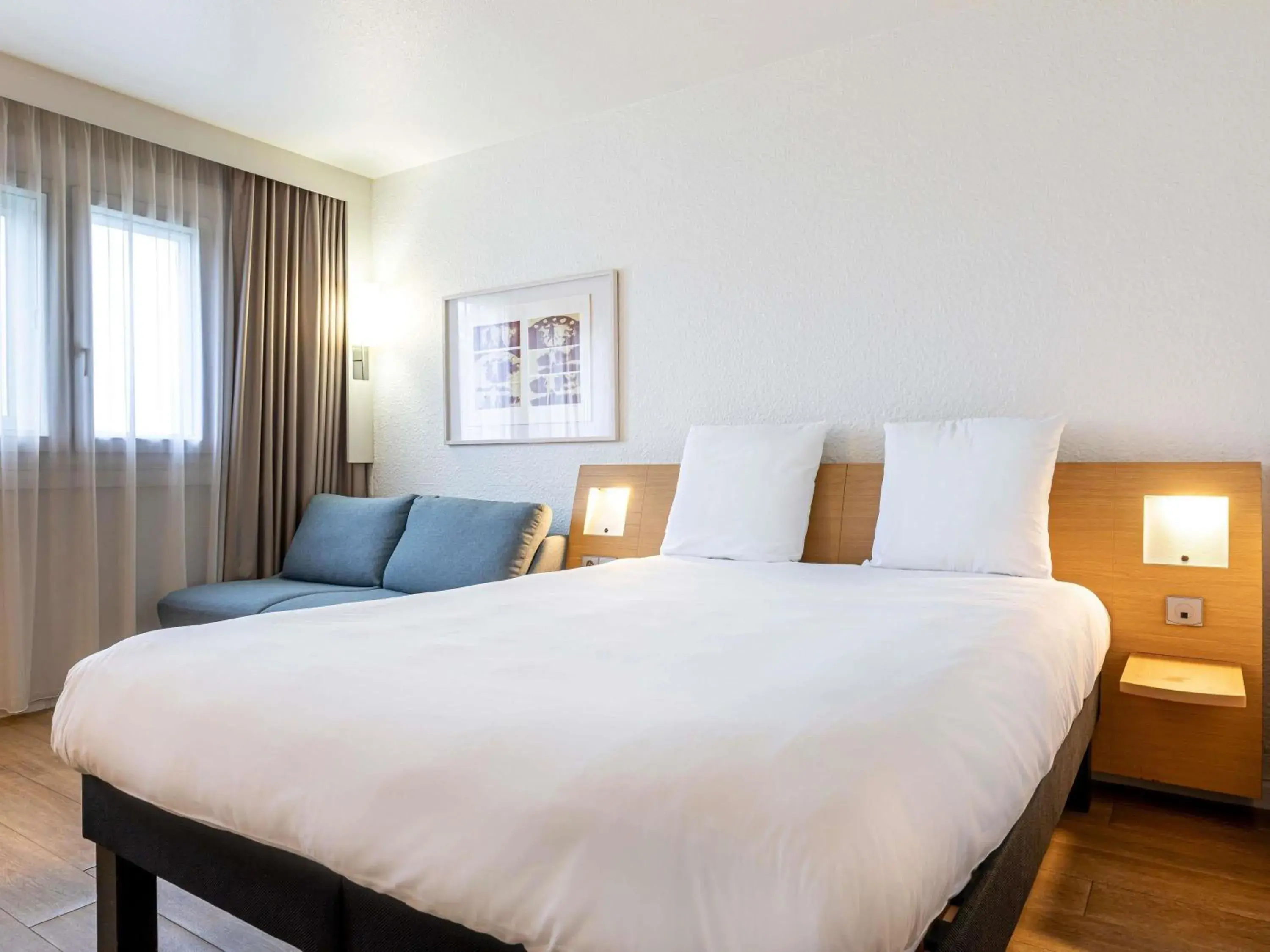 Bedroom, Bed in Mercure Paris Le Bourget Aeroport Bedroom, Bed in Mercure Paris Le Bourget Aeroport