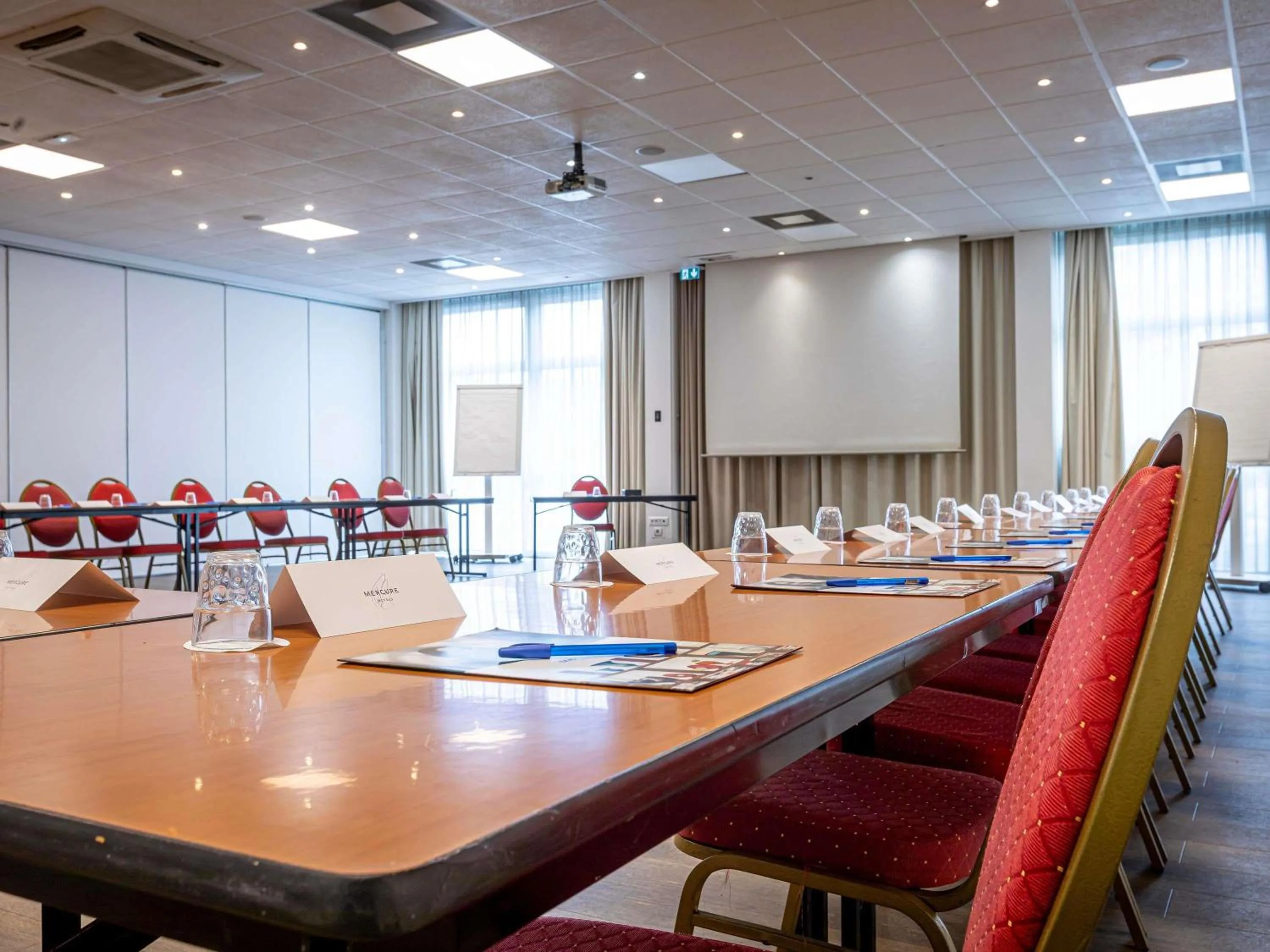 Restaurant/places to eat in Mercure Paris Le Bourget Aeroport