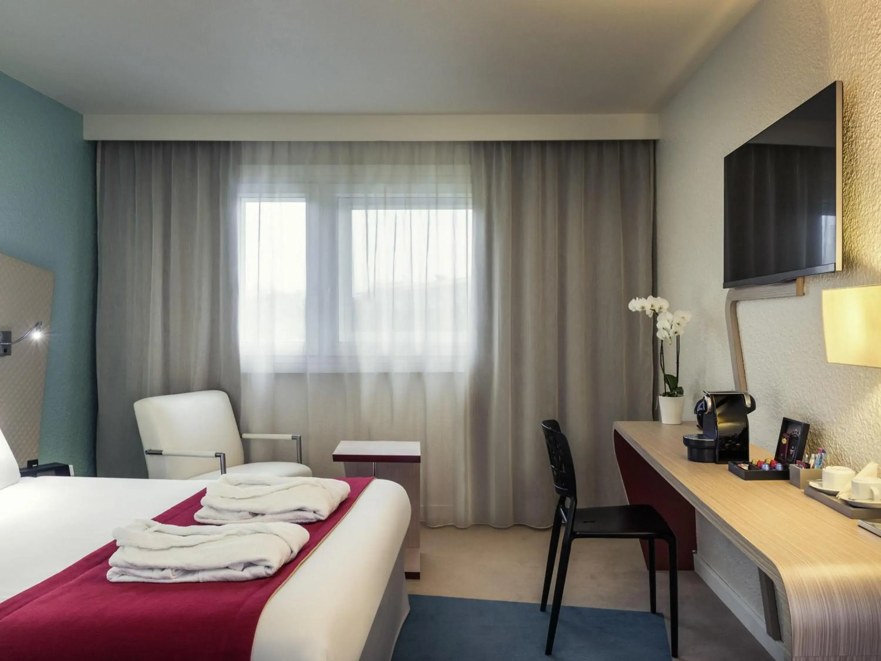 Property building, Bed in Mercure Paris Le Bourget Aeroport Property building, Bed in Mercure Paris Le Bourget Aeroport