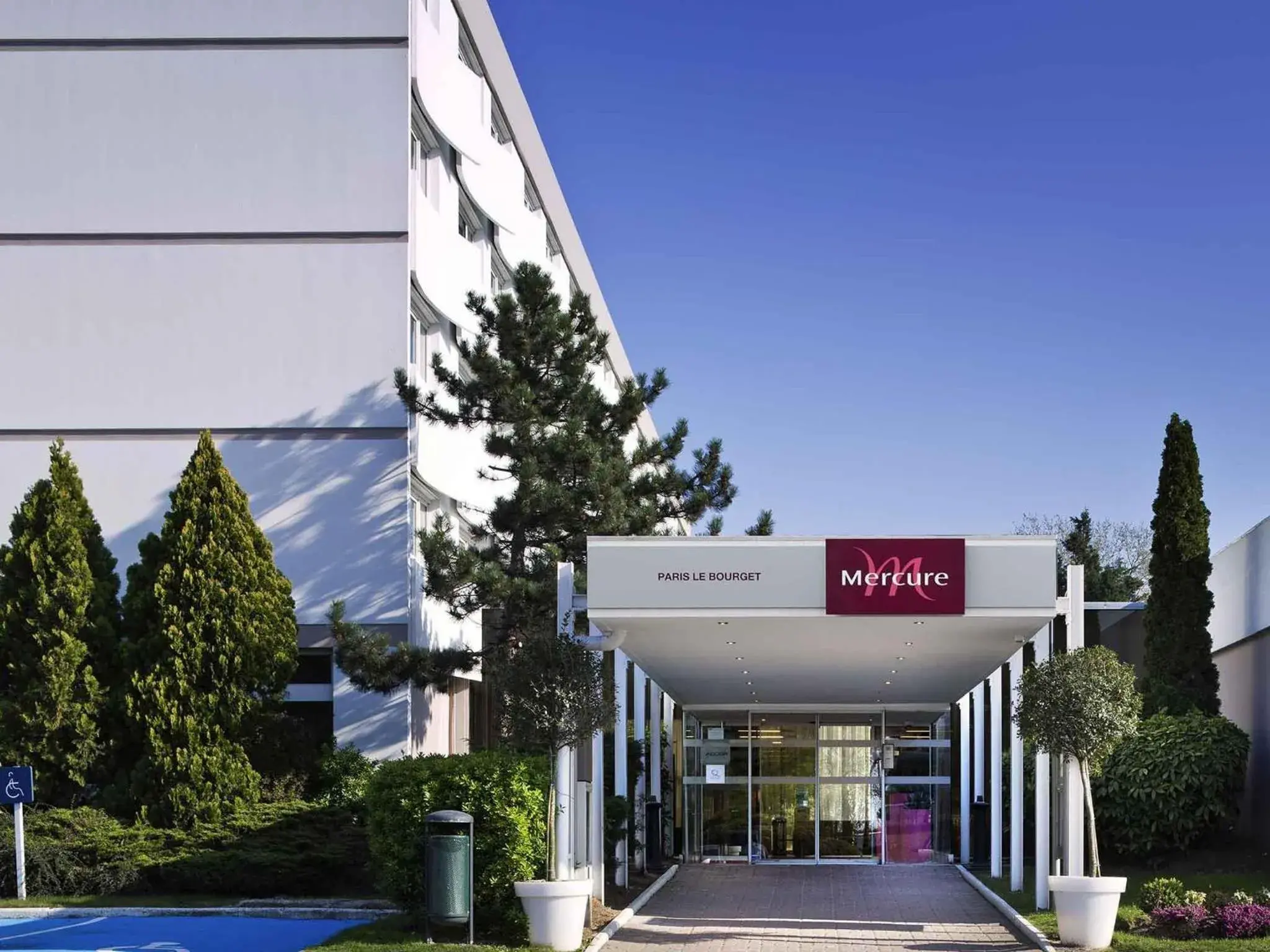 Property building in Mercure Paris Le Bourget Aeroport Property building in Mercure Paris Le Bourget Aeroport