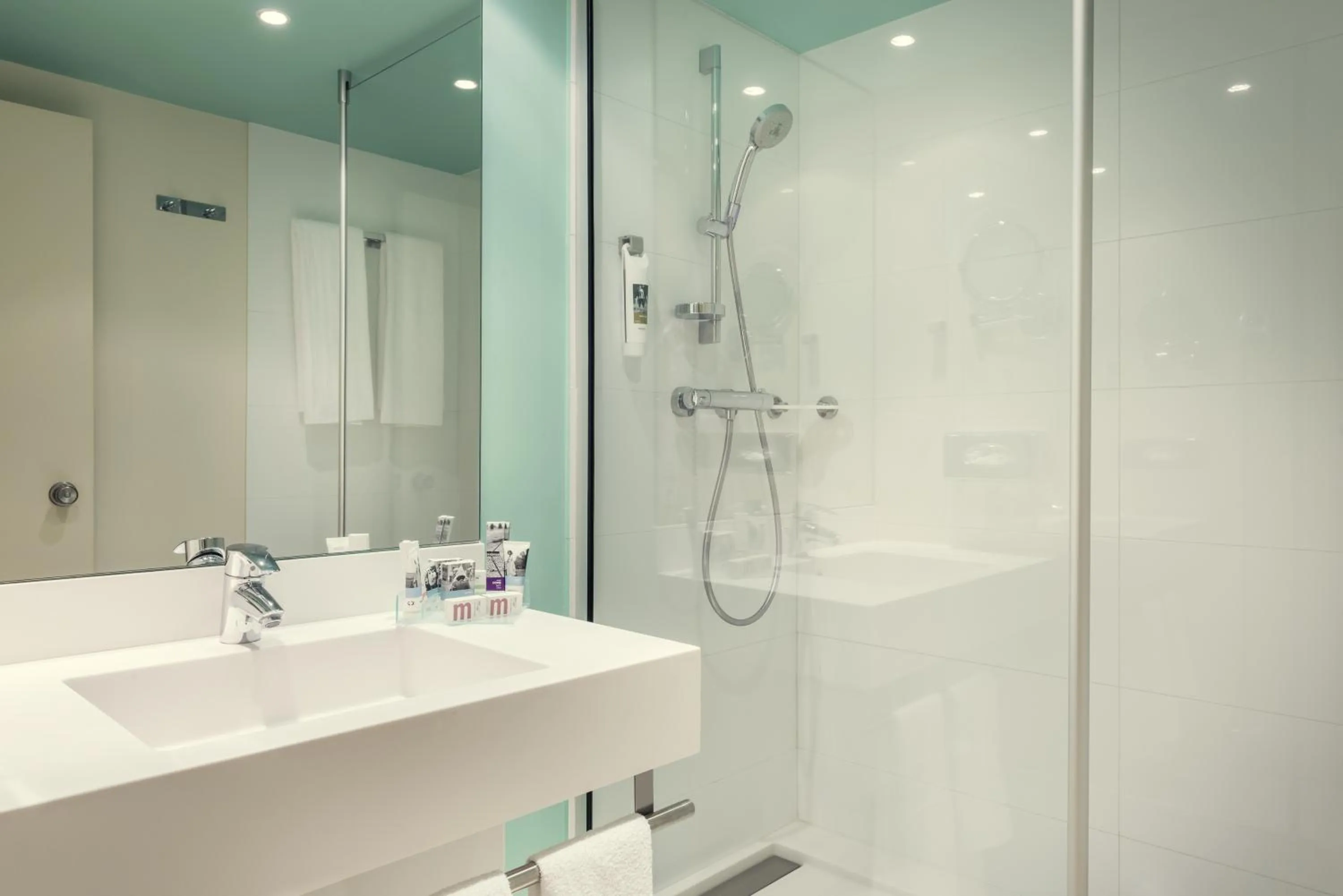 Shower in Mercure Paris Le Bourget Aeroport