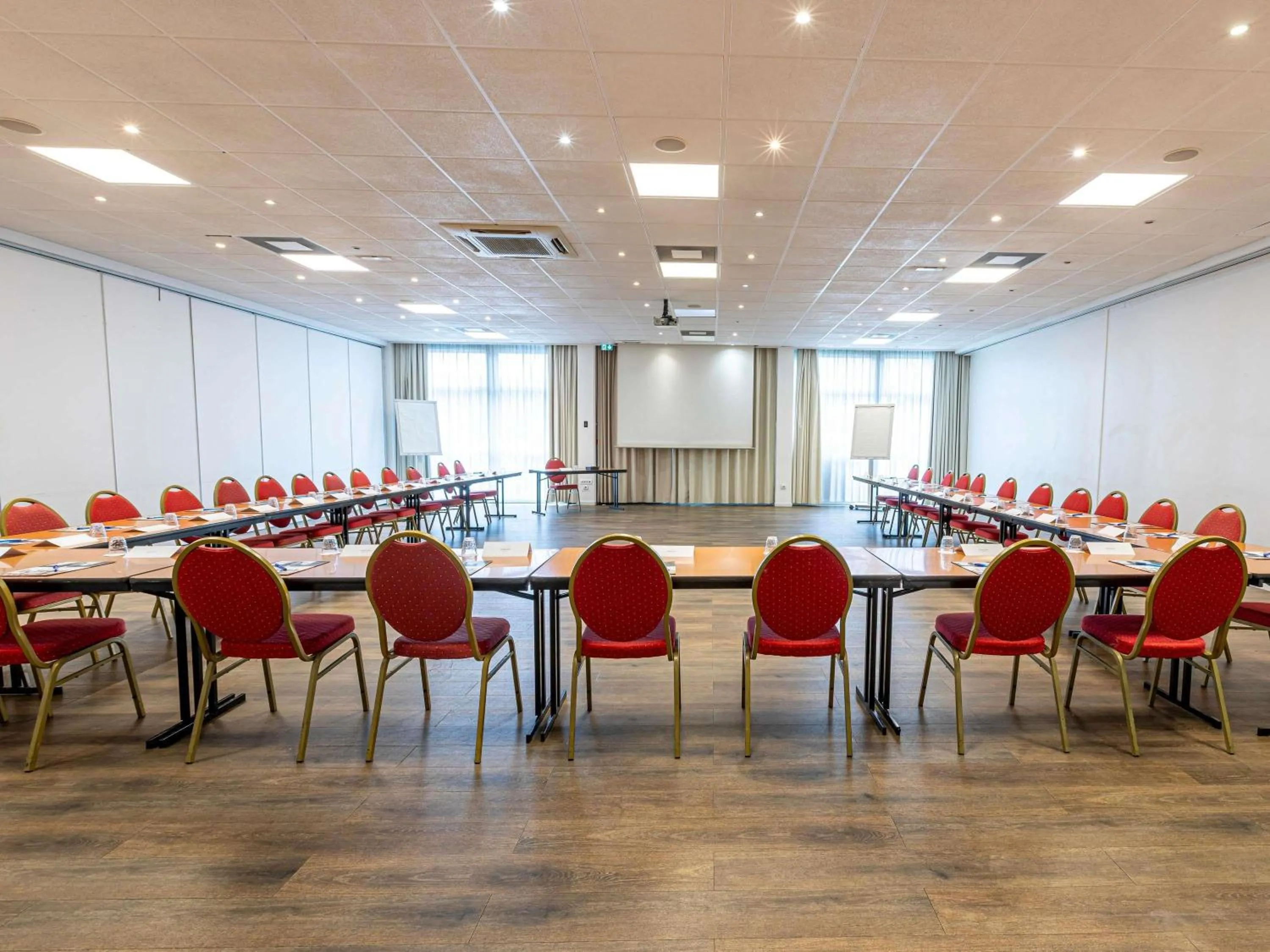 Restaurant/places to eat in Mercure Paris Le Bourget Aeroport