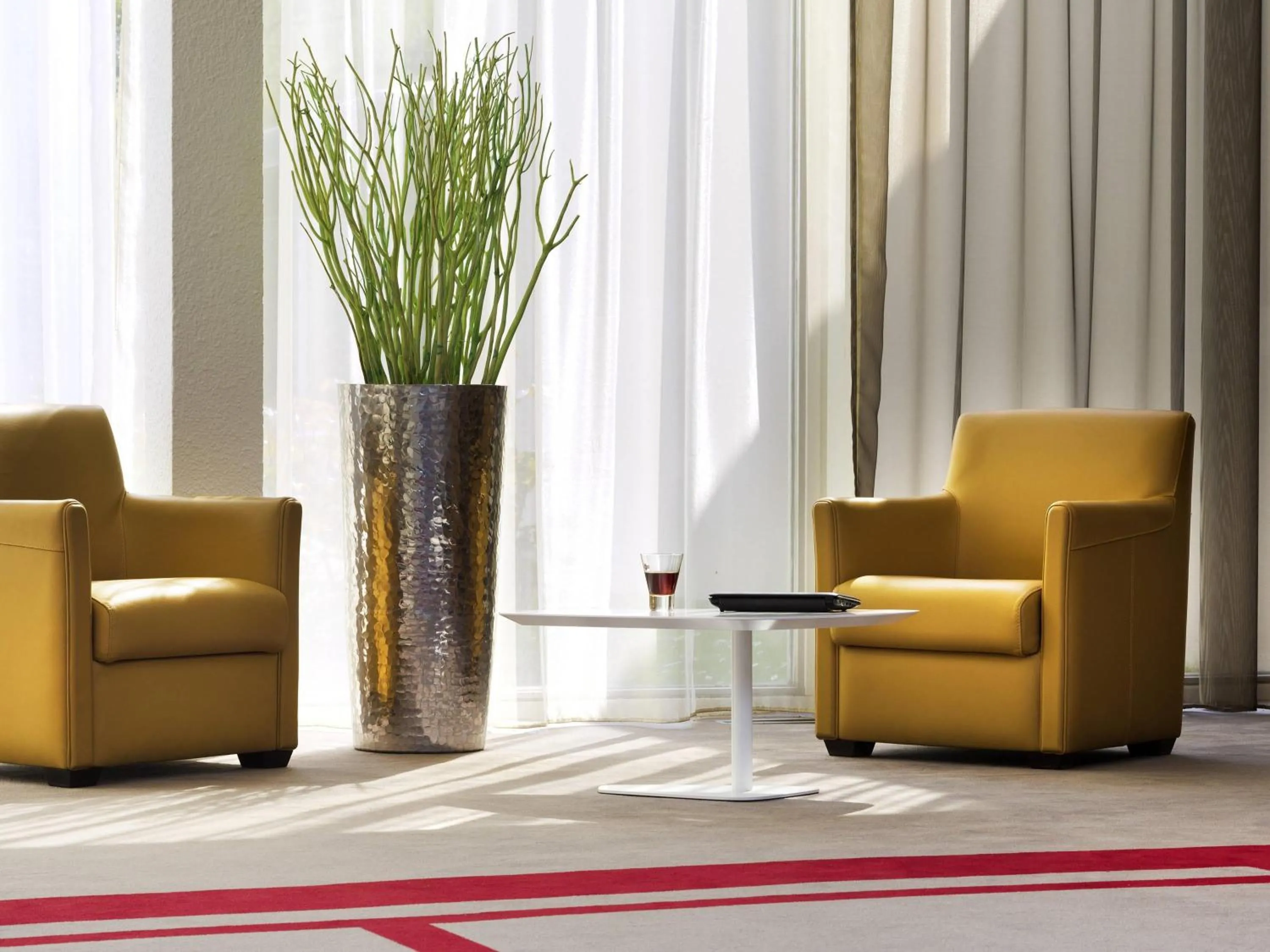 Lounge or bar in Mercure Paris Le Bourget Aeroport