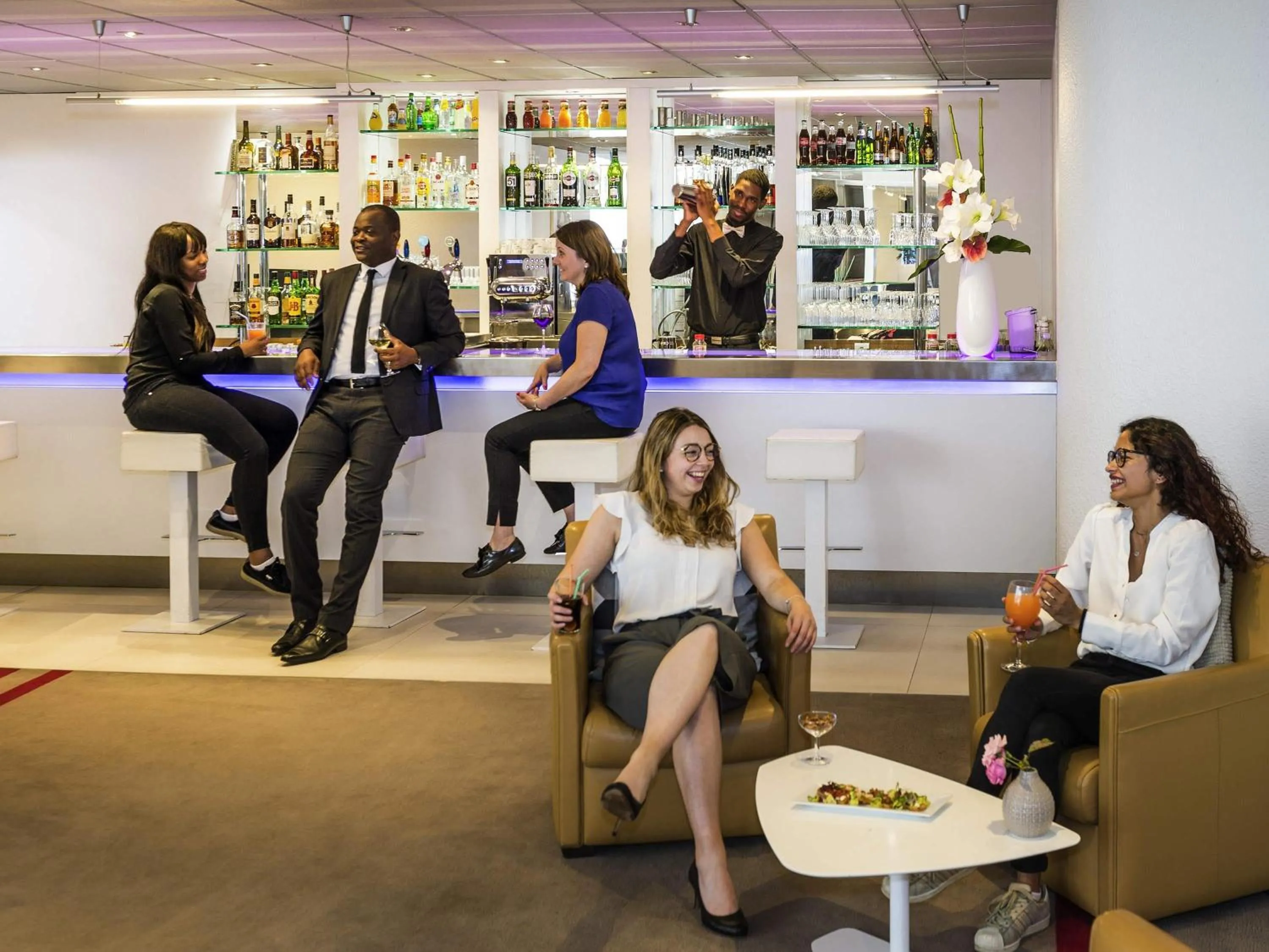 Lounge or bar in Mercure Paris Le Bourget Aeroport