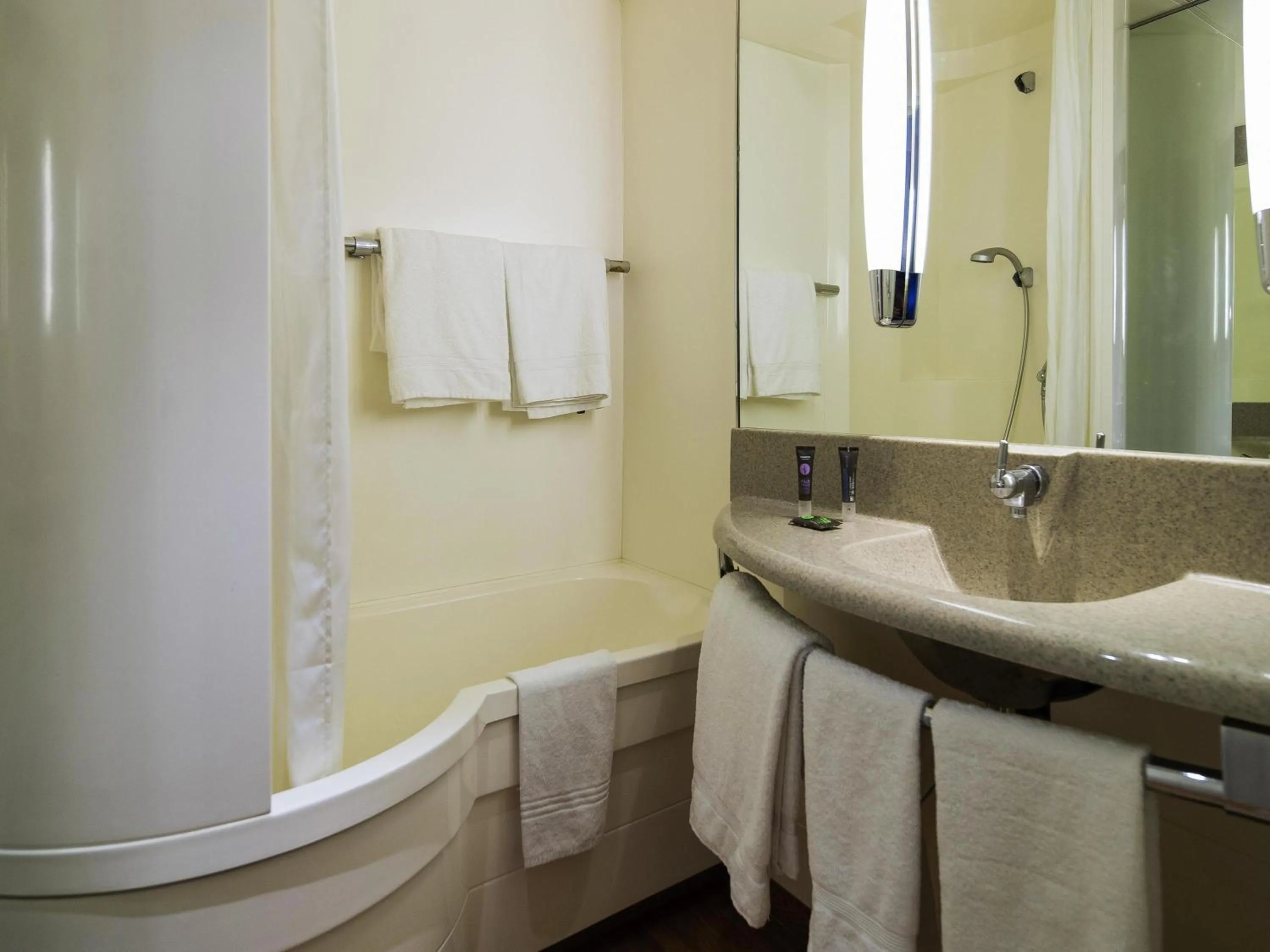 Bedroom in Novotel Metz Amnéville