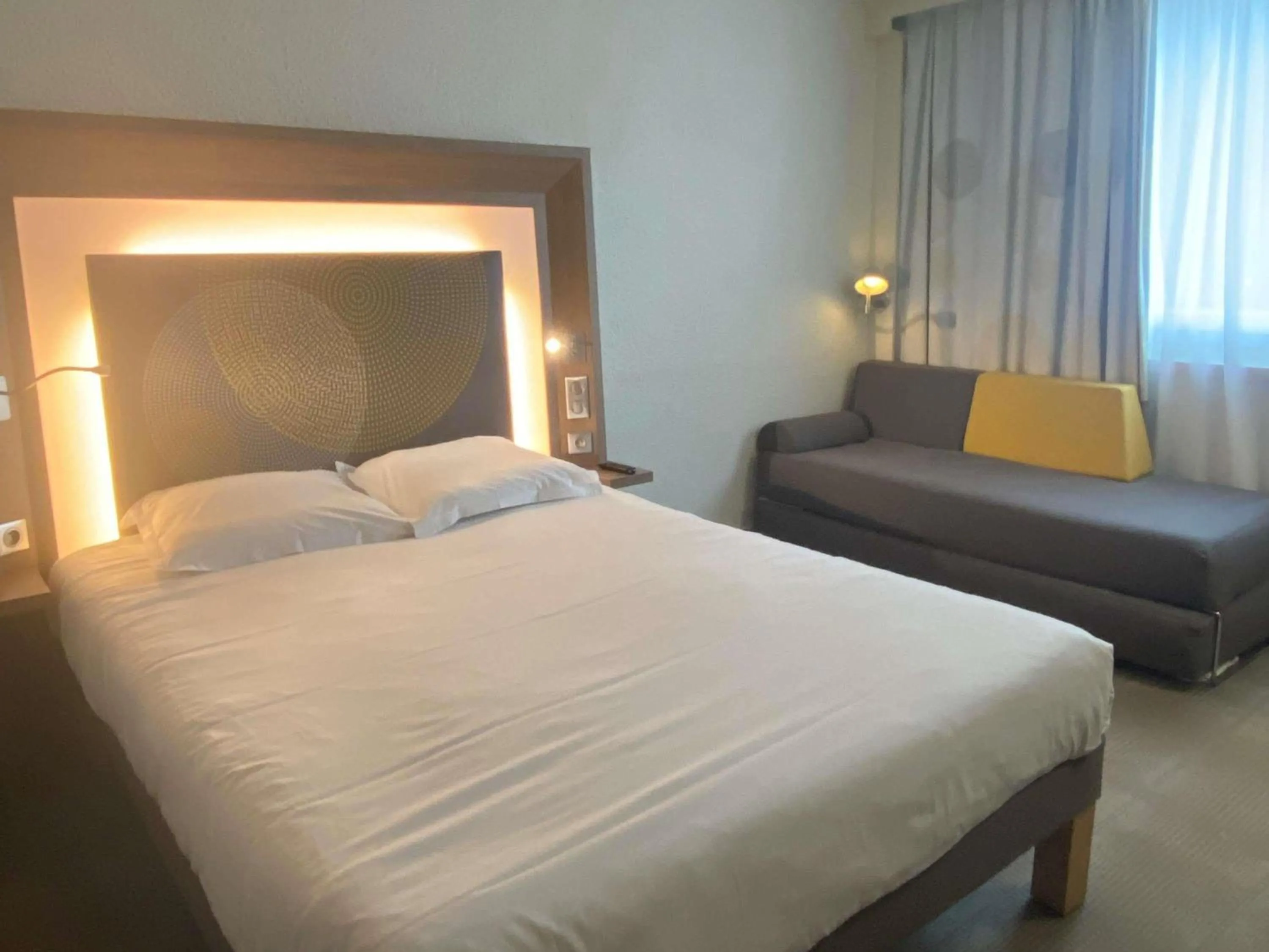 Bedroom, Bed in Novotel Le Mans