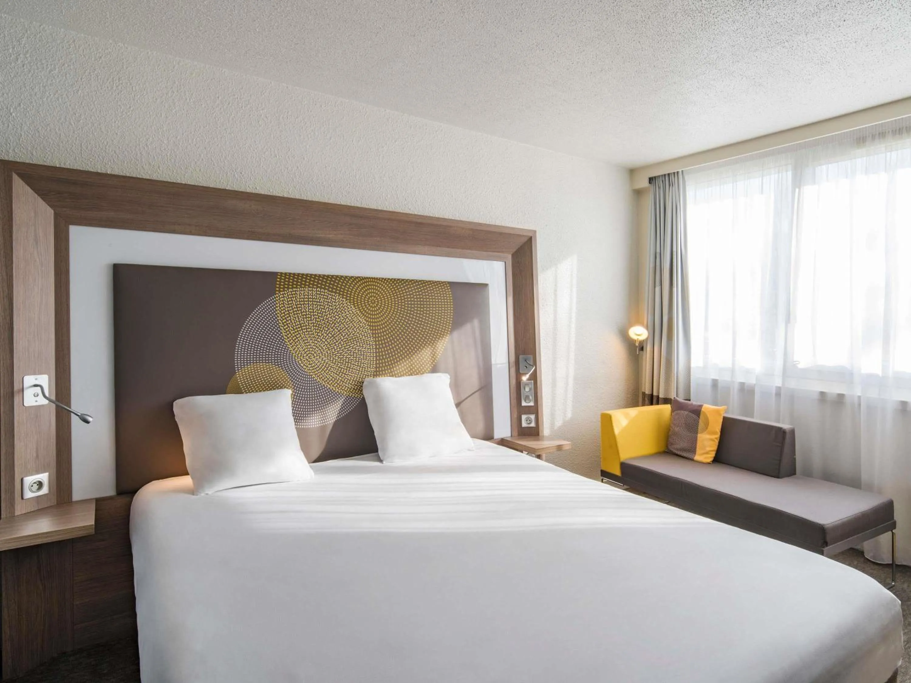 Bedroom, Bed in Novotel Le Mans