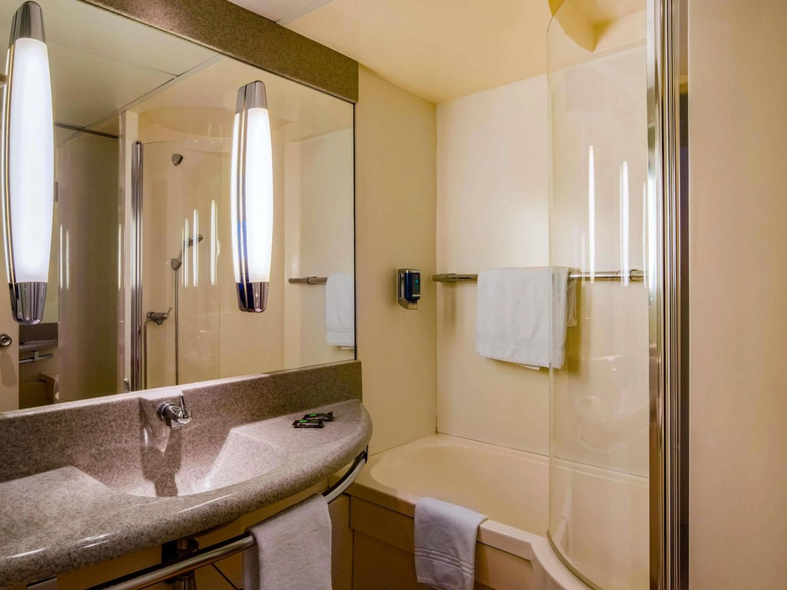 Bedroom in Novotel Le Mans