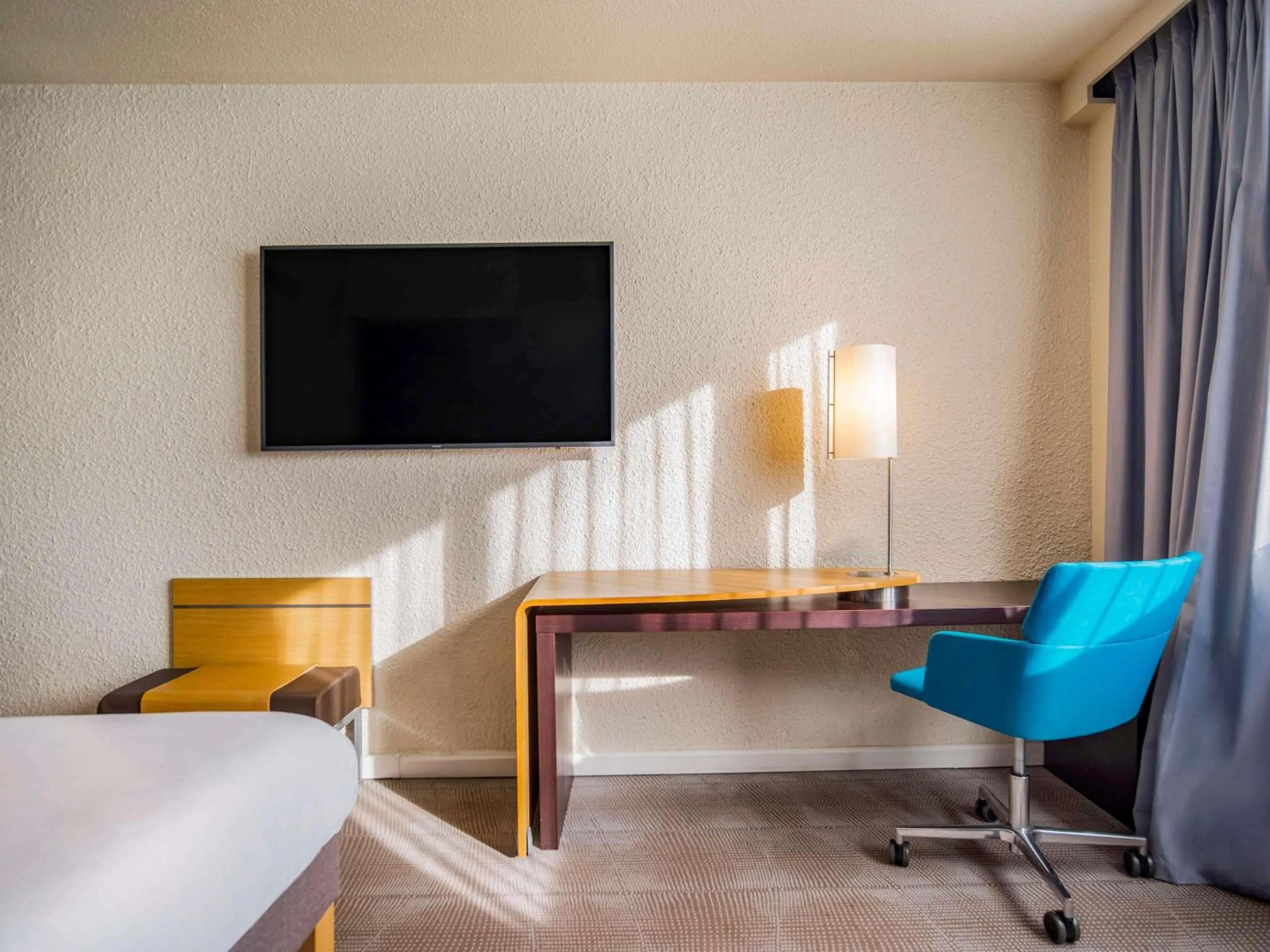 Bedroom, Bed in Novotel Le Mans