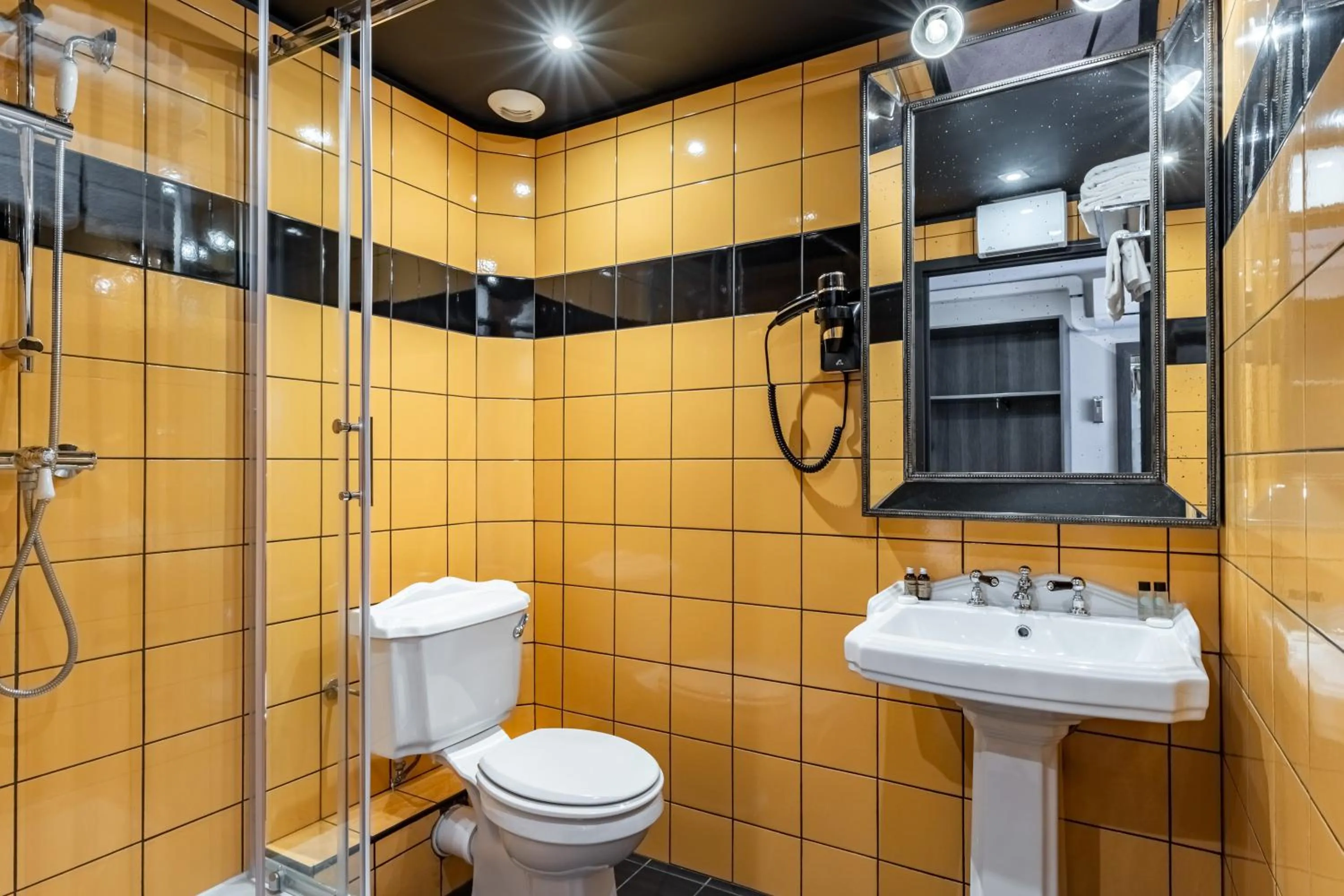 Shower in Hôtel Le G (ex Le Genève)