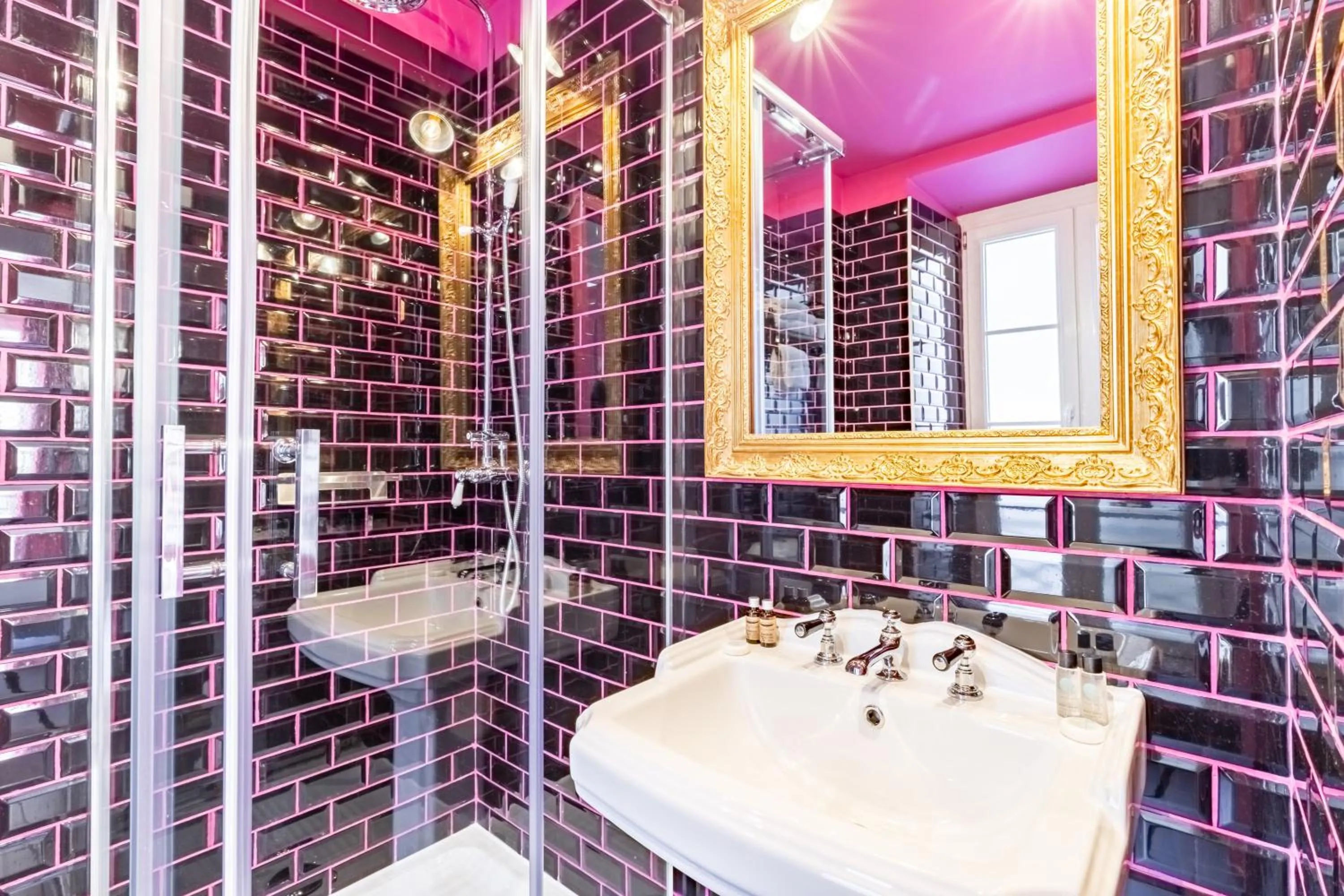 Shower in Hôtel Le G (ex Le Genève)