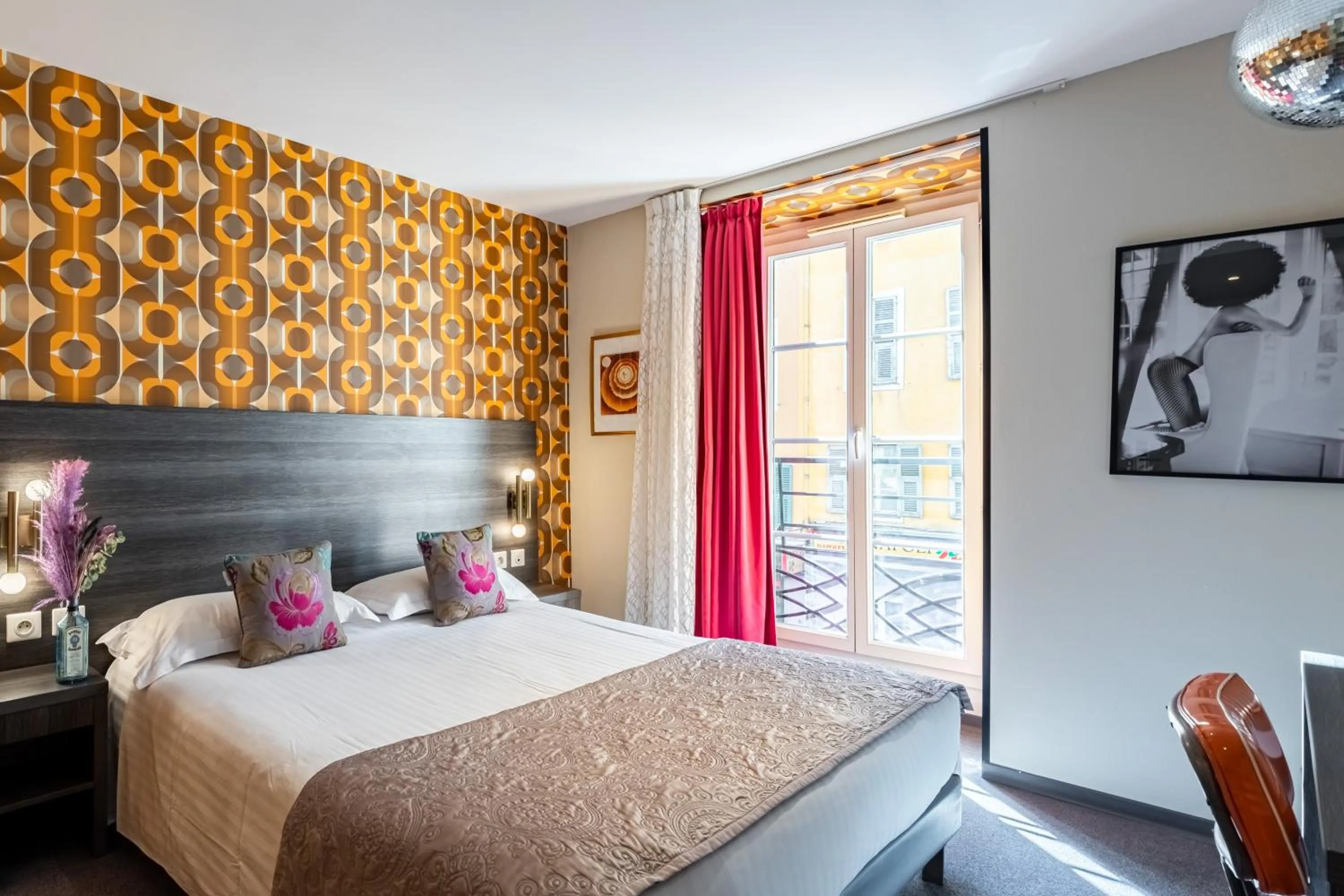 Bed in Hôtel Le G (ex Le Genève)