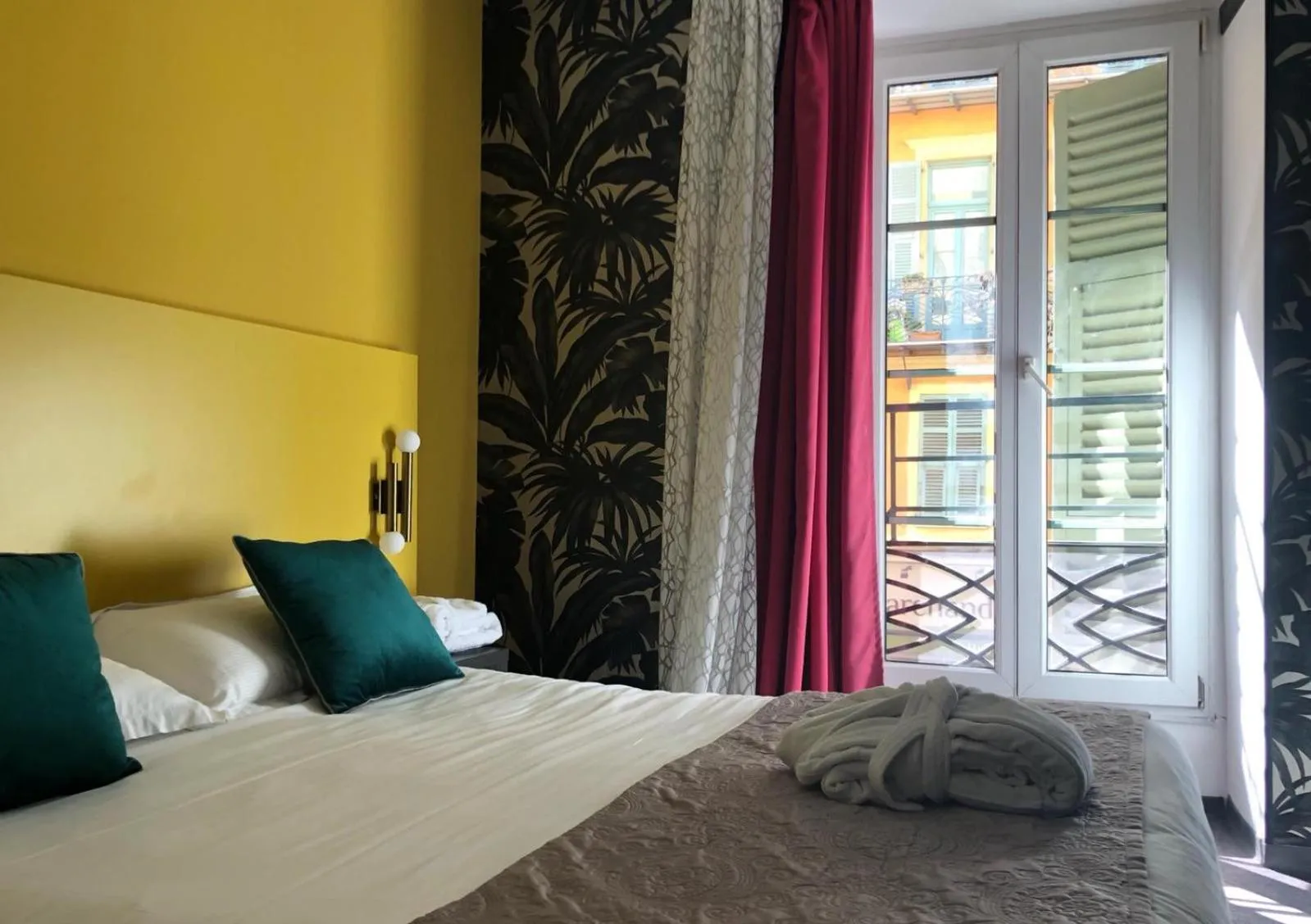 Bed in Hôtel Le G (ex Le Genève)