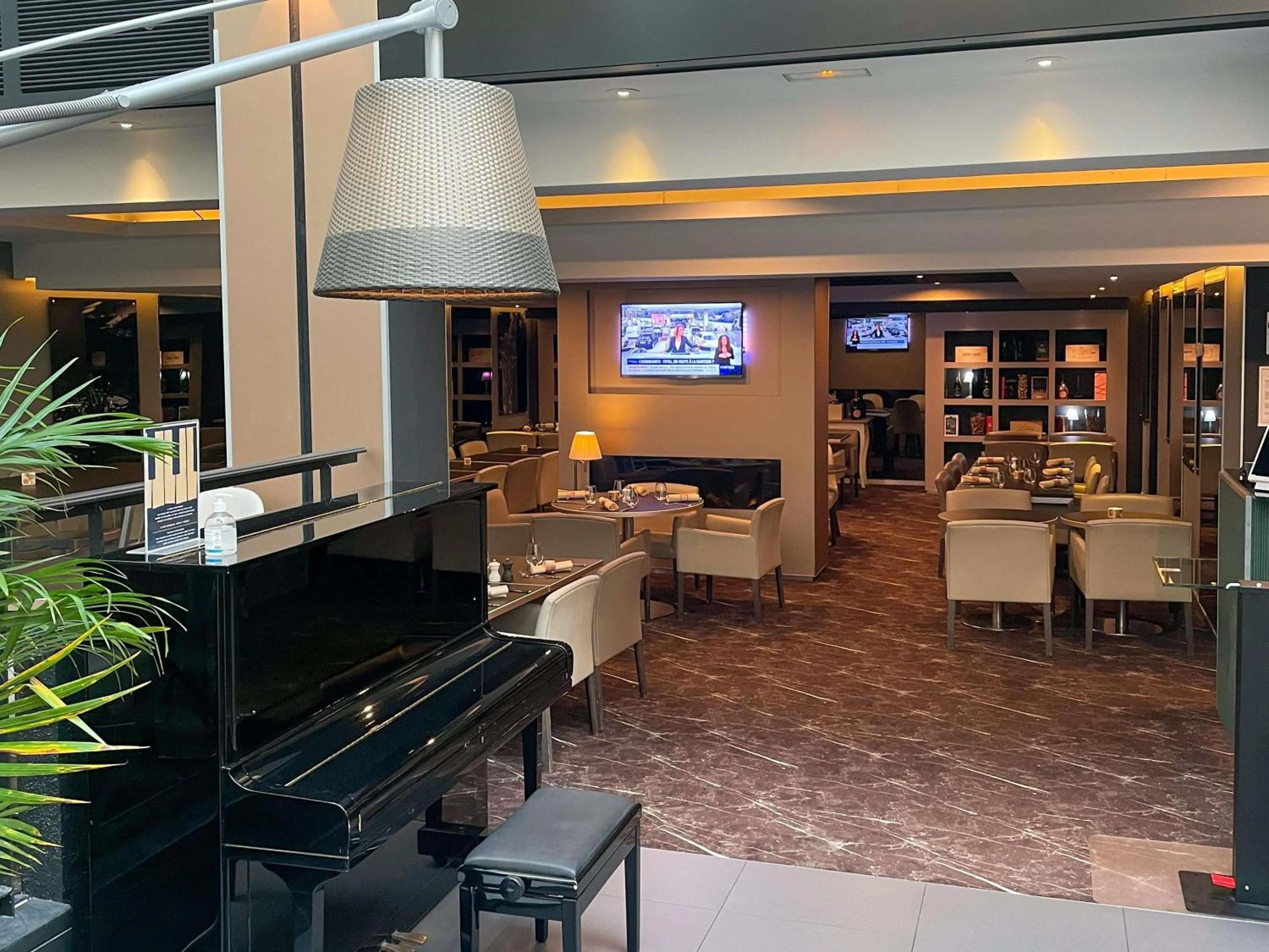 Lounge or bar in Mercure Paris Porte De Versailles Expo