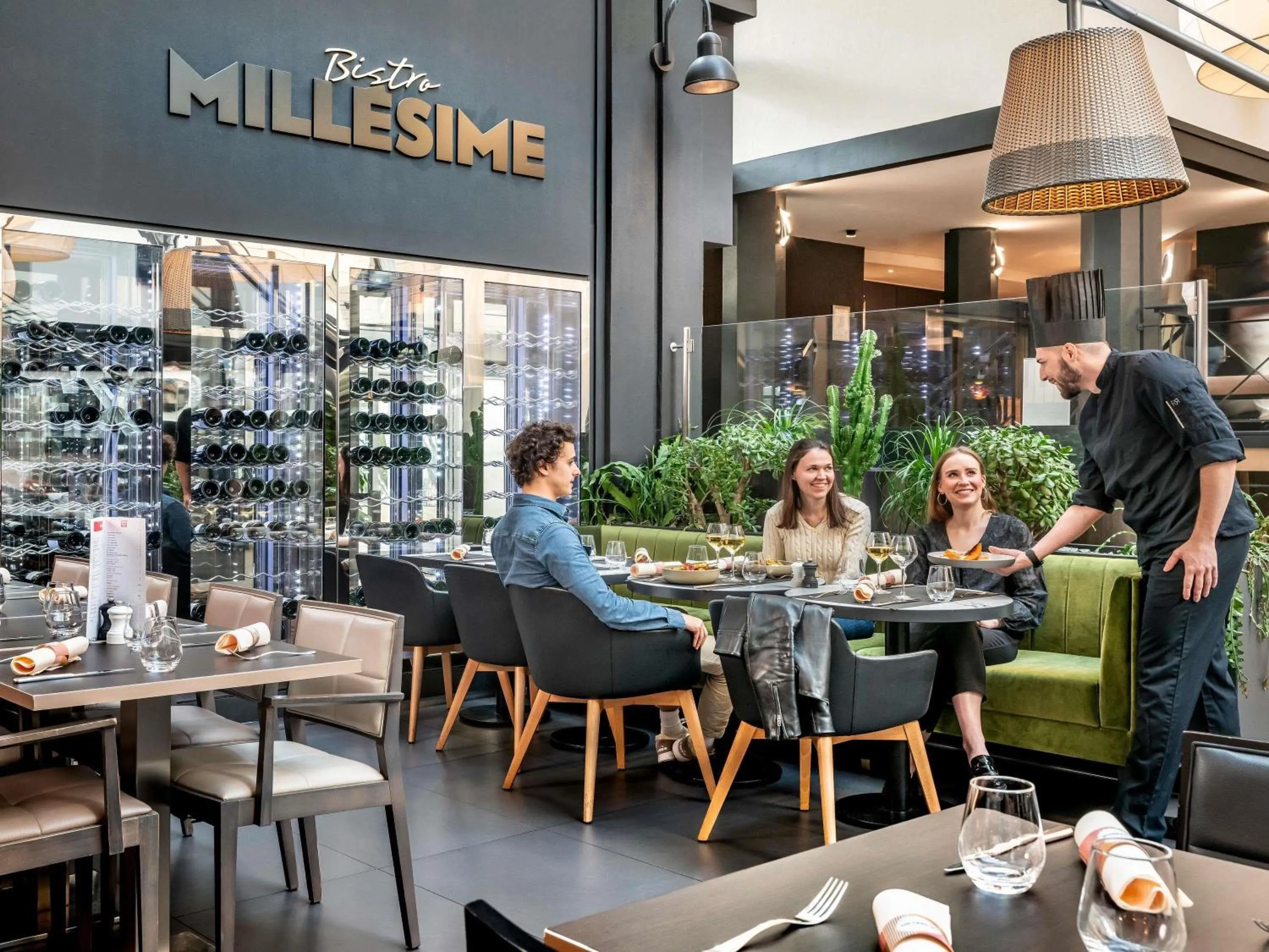 Restaurant/places to eat in Mercure Paris Porte De Versailles Expo