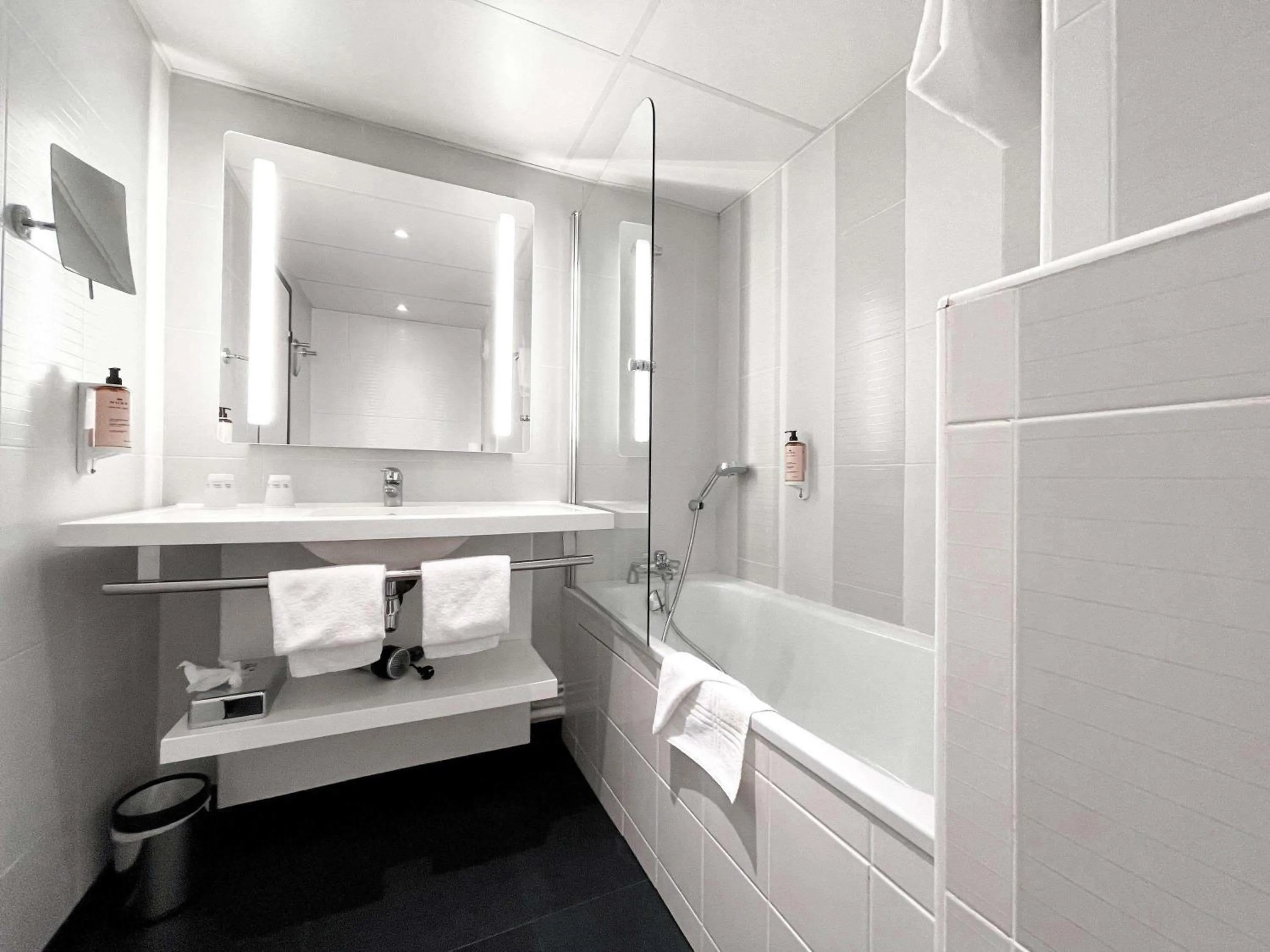 Bedroom in Mercure Paris Porte De Versailles Expo