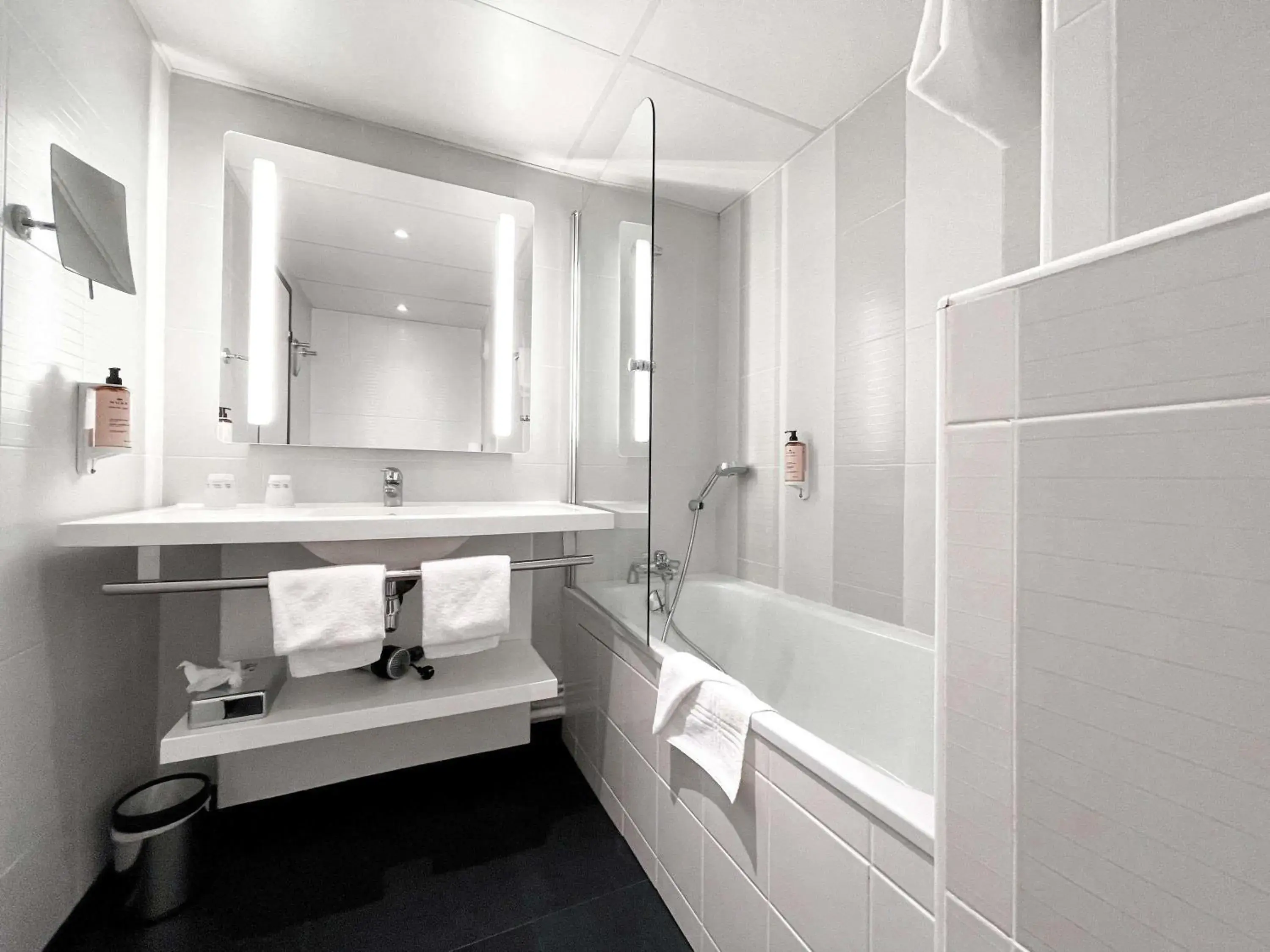 Bedroom in Mercure Paris Porte De Versailles Expo Bedroom in Mercure Paris Porte De Versailles Expo