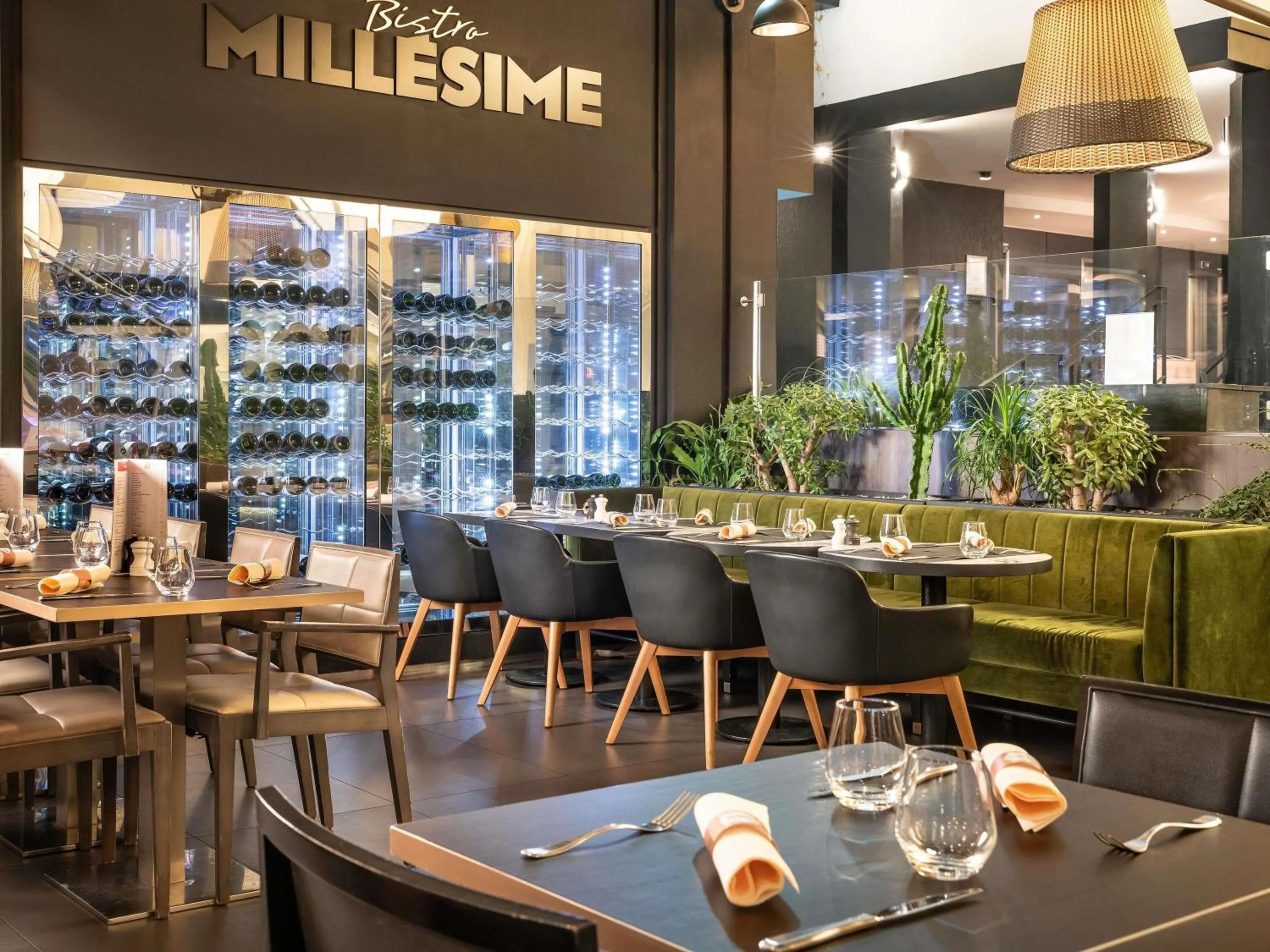 Restaurant/places to eat in Mercure Paris Porte De Versailles Expo