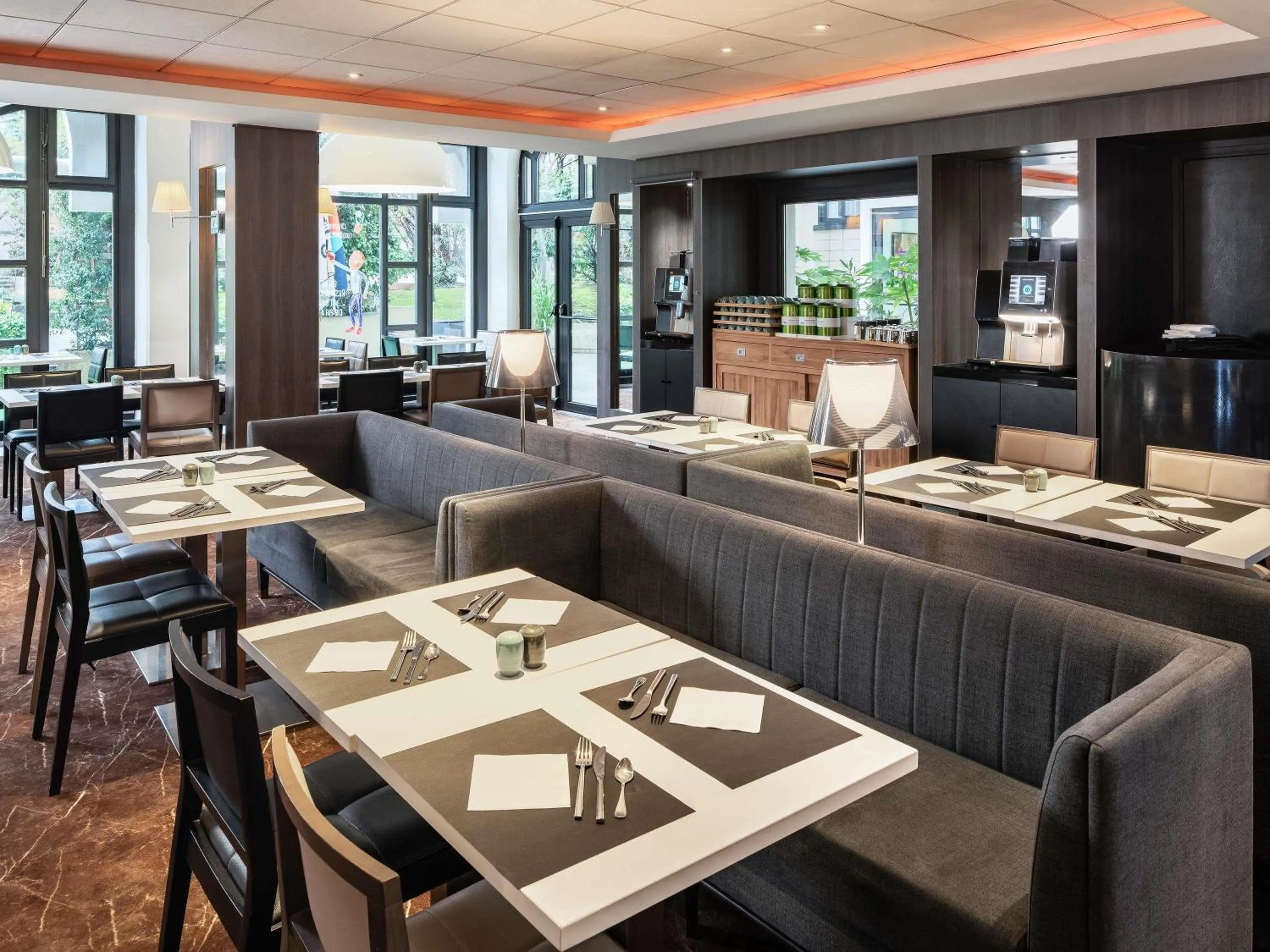 Restaurant/places to eat in Mercure Paris Porte De Versailles Expo