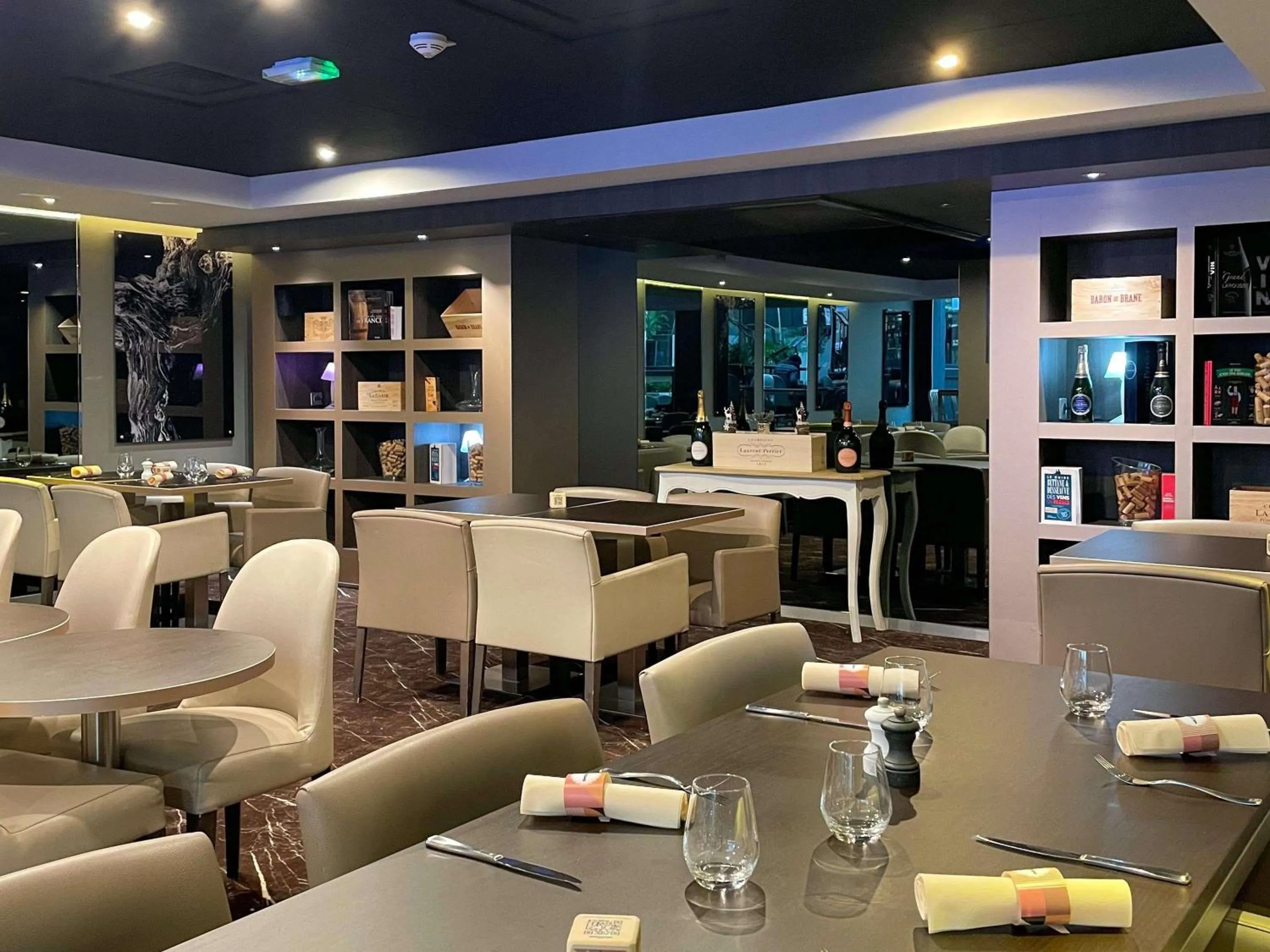 Lounge or bar in Mercure Paris Porte De Versailles Expo