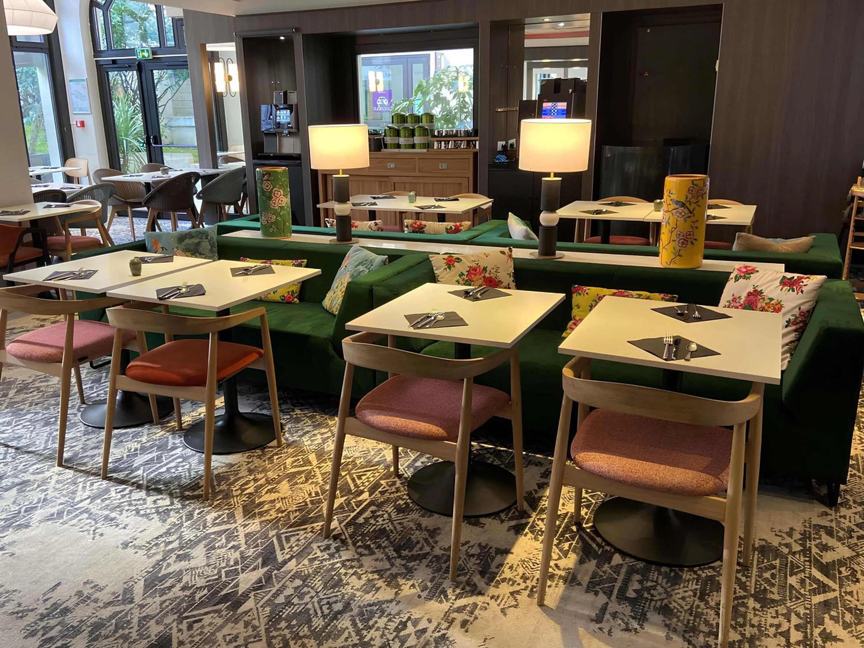 Restaurant/places to eat in Mercure Paris Porte De Versailles Expo