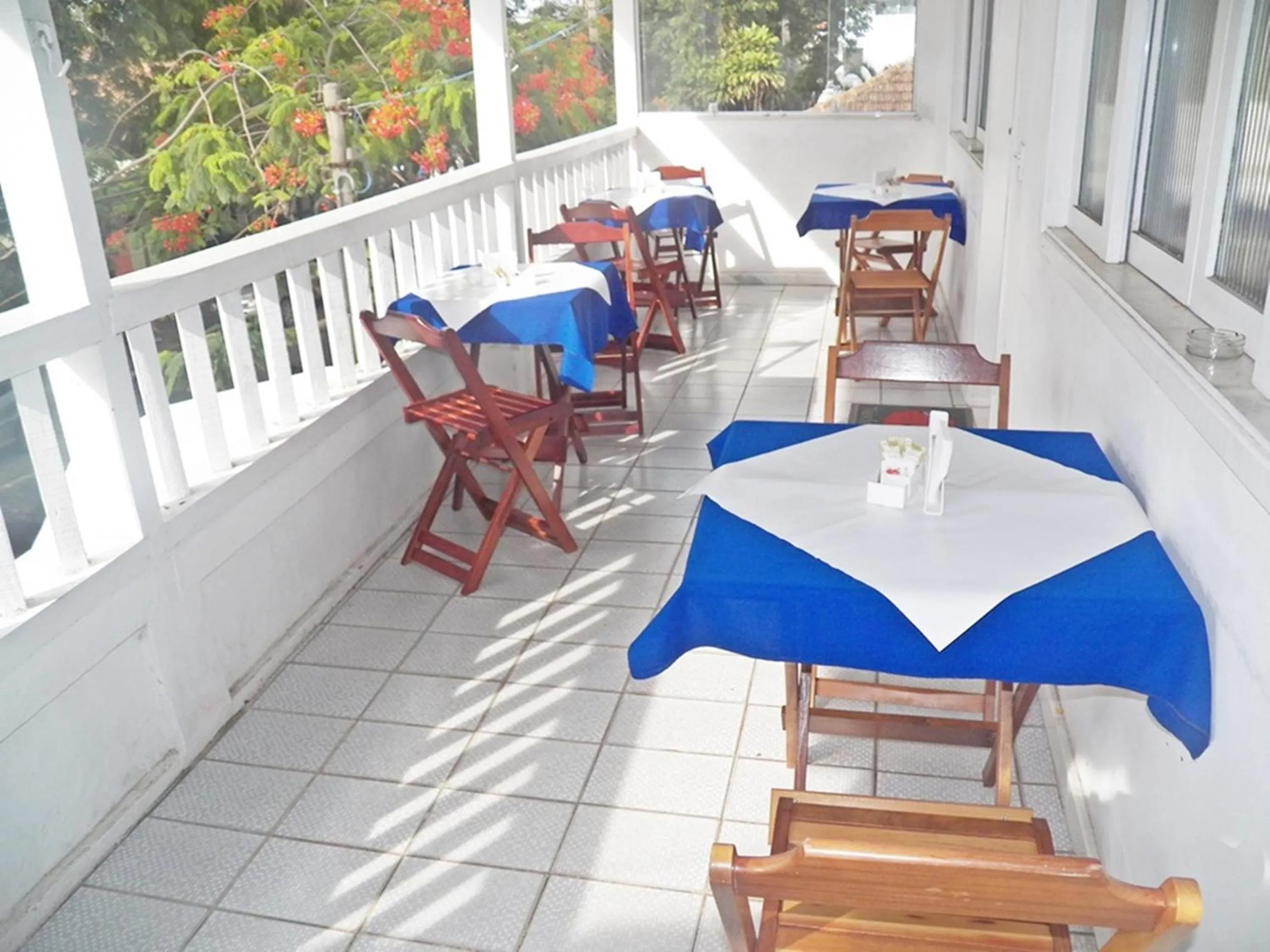 Restaurant/places to eat in Nascimento Suites