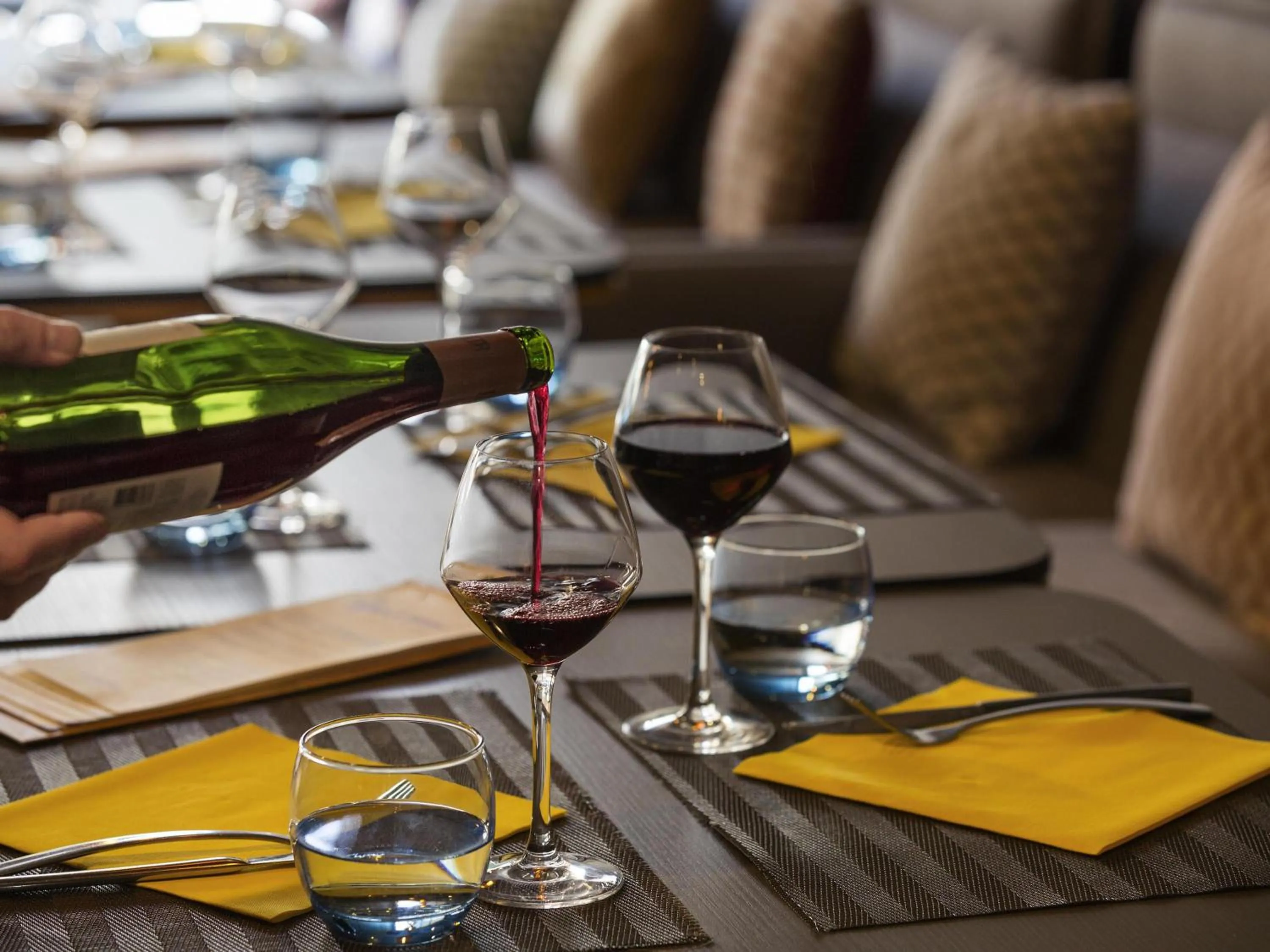 Restaurant/places to eat in Mercure Paris Sud Les Ulis-Courtaboeuf