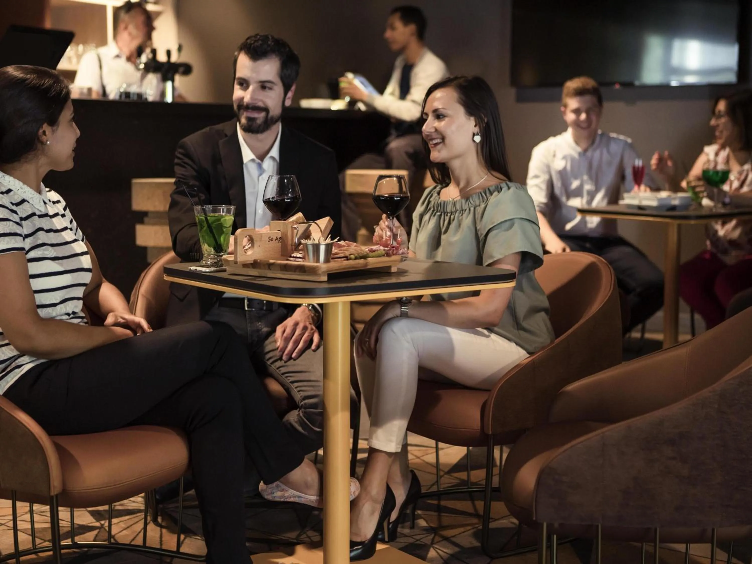 Lounge or bar in Mercure Paris Sud Les Ulis-Courtaboeuf