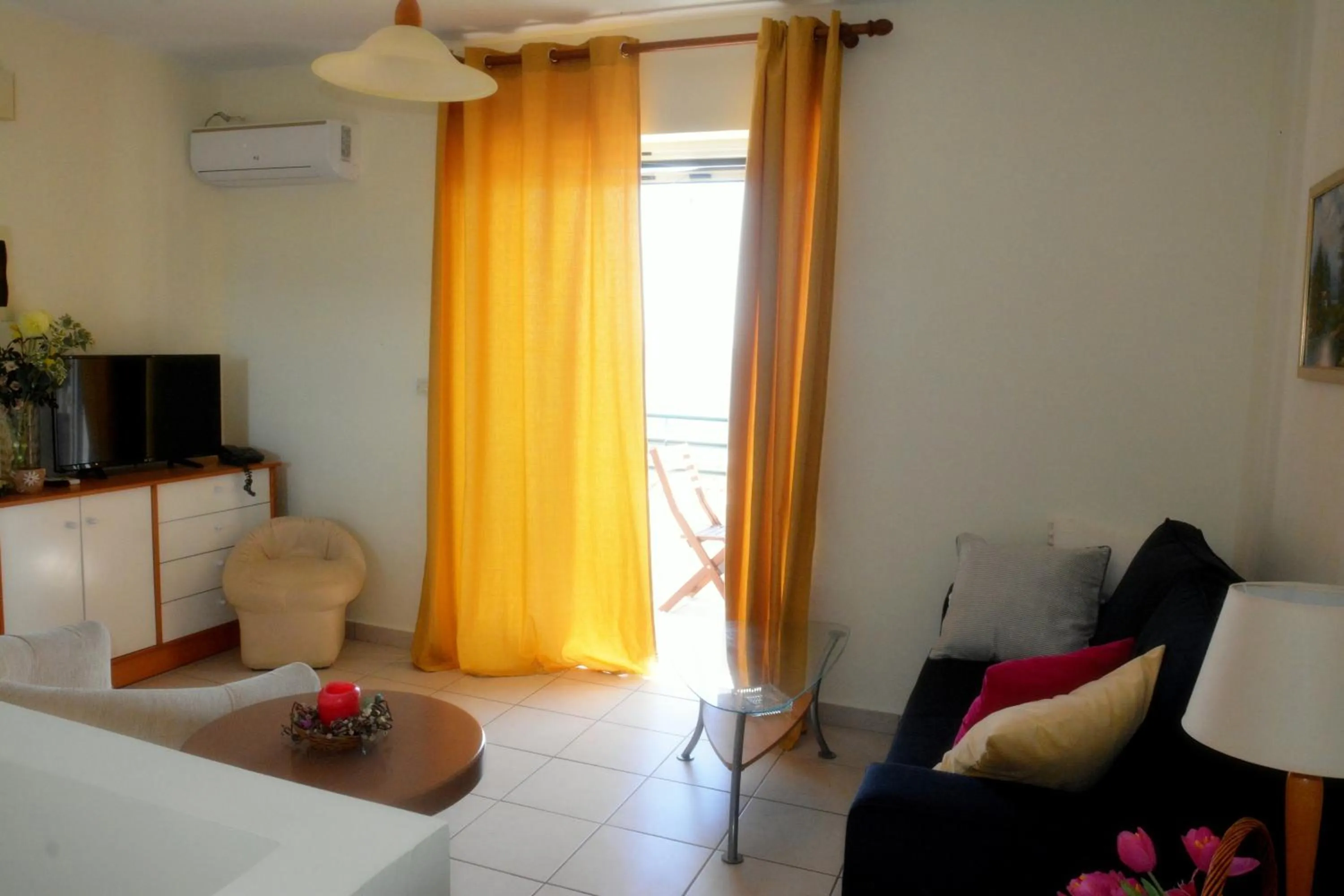 Communal lounge/ TV room, Bed in Glyfada Gorgona Apartments