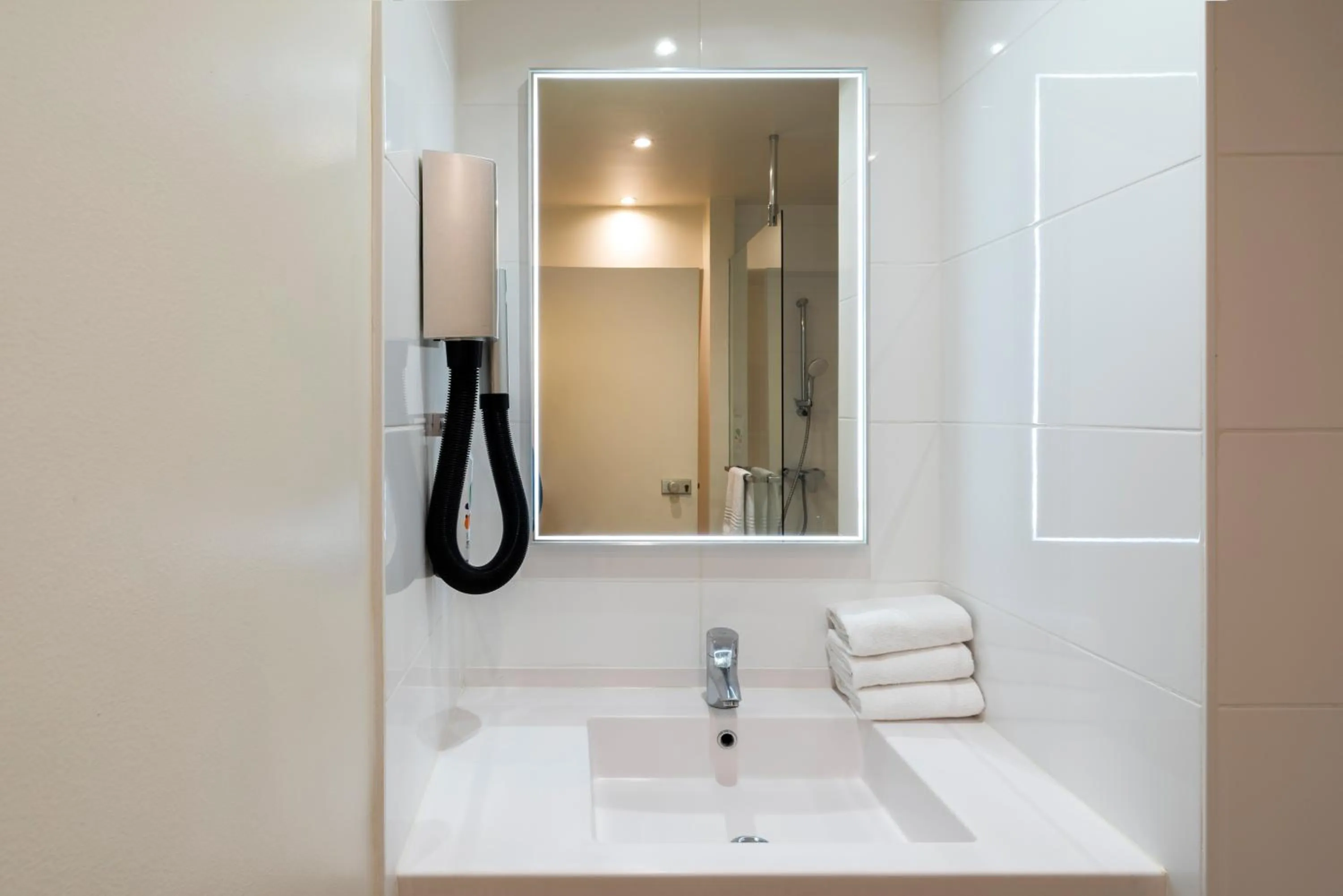 Bathroom in ibis Styles Parc des Expositions de Villepinte