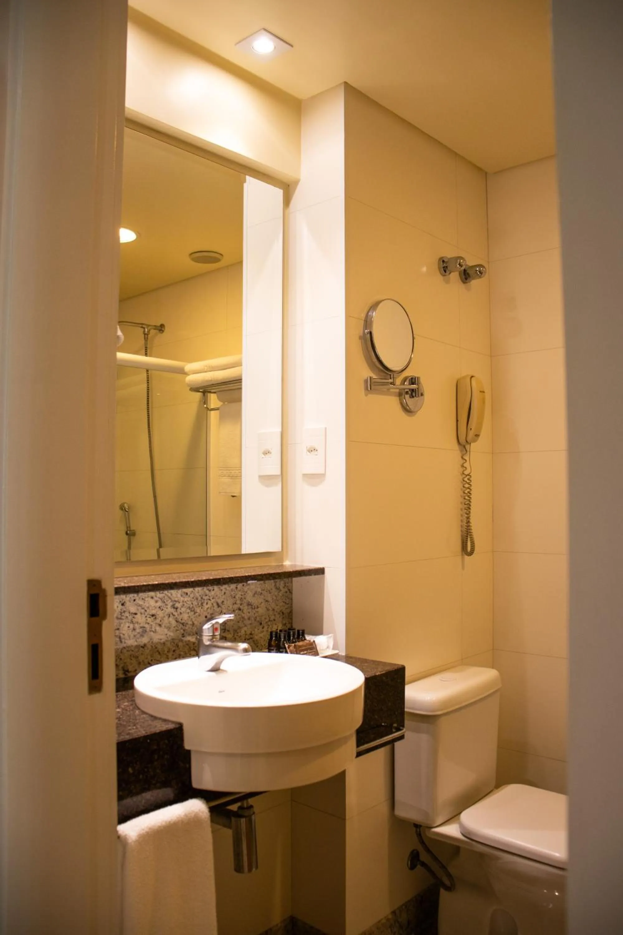 Shower in Kayrós Business Hotel